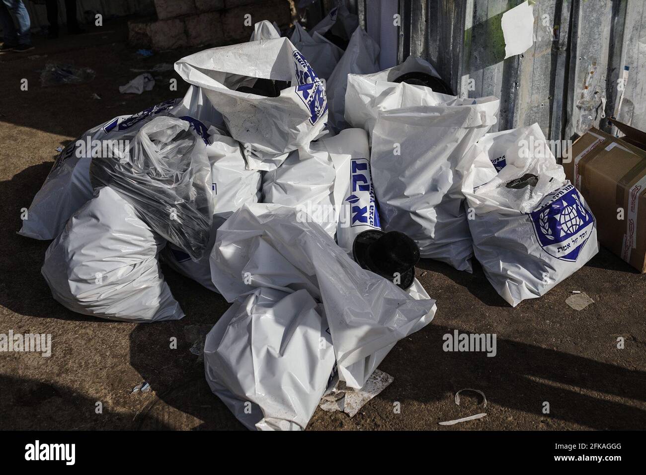 Mont Meron, Israël. 30 avril 2021. Des sacs de police remplis d'objets personnels sont vus au lieu de pèlerinage orthodoxe juif du Mont Meron, où des dizaines de fidèles ont été tués dans une débandade pendant le festival religieux juif de Lag Ba'Omer dans le nord d'Israël. Crédit : Ilia Yefimovich/dpa/Alay Live News Banque D'Images