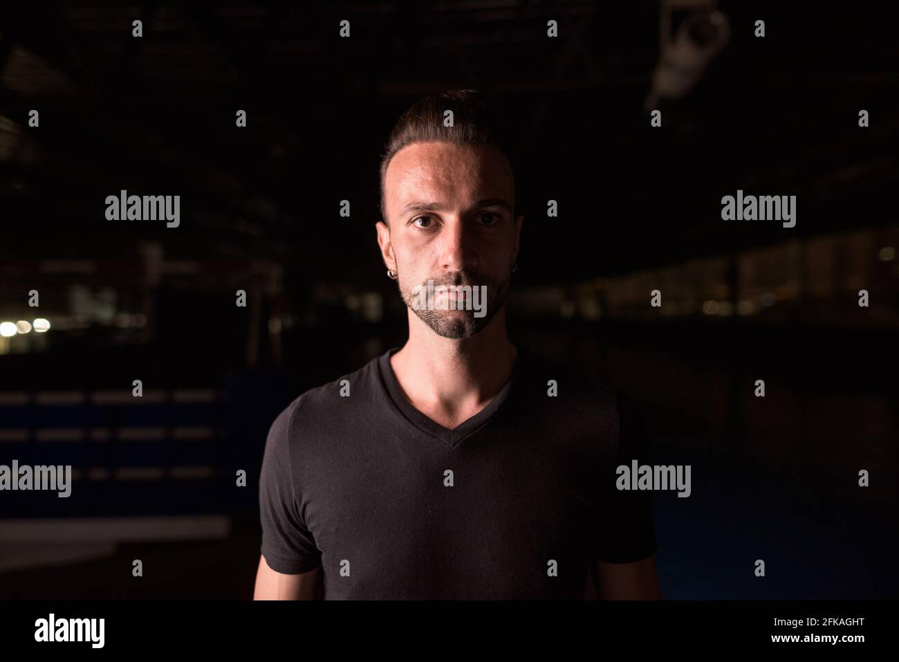 Portrait de l'homme beau la nuit dans le bâtiment du parking Banque D'Images