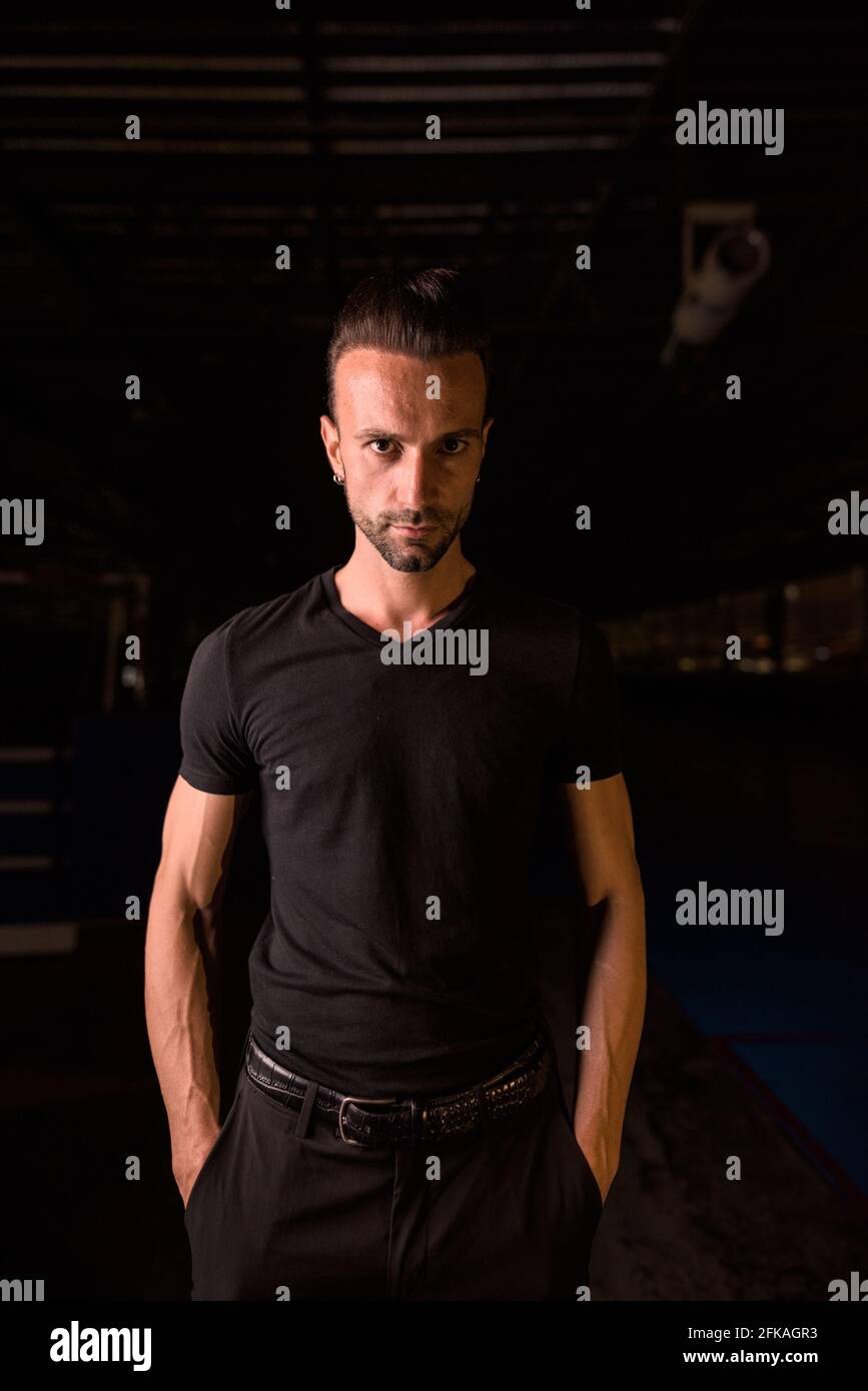 Portrait de l'homme beau la nuit dans le bâtiment du parking Banque D'Images