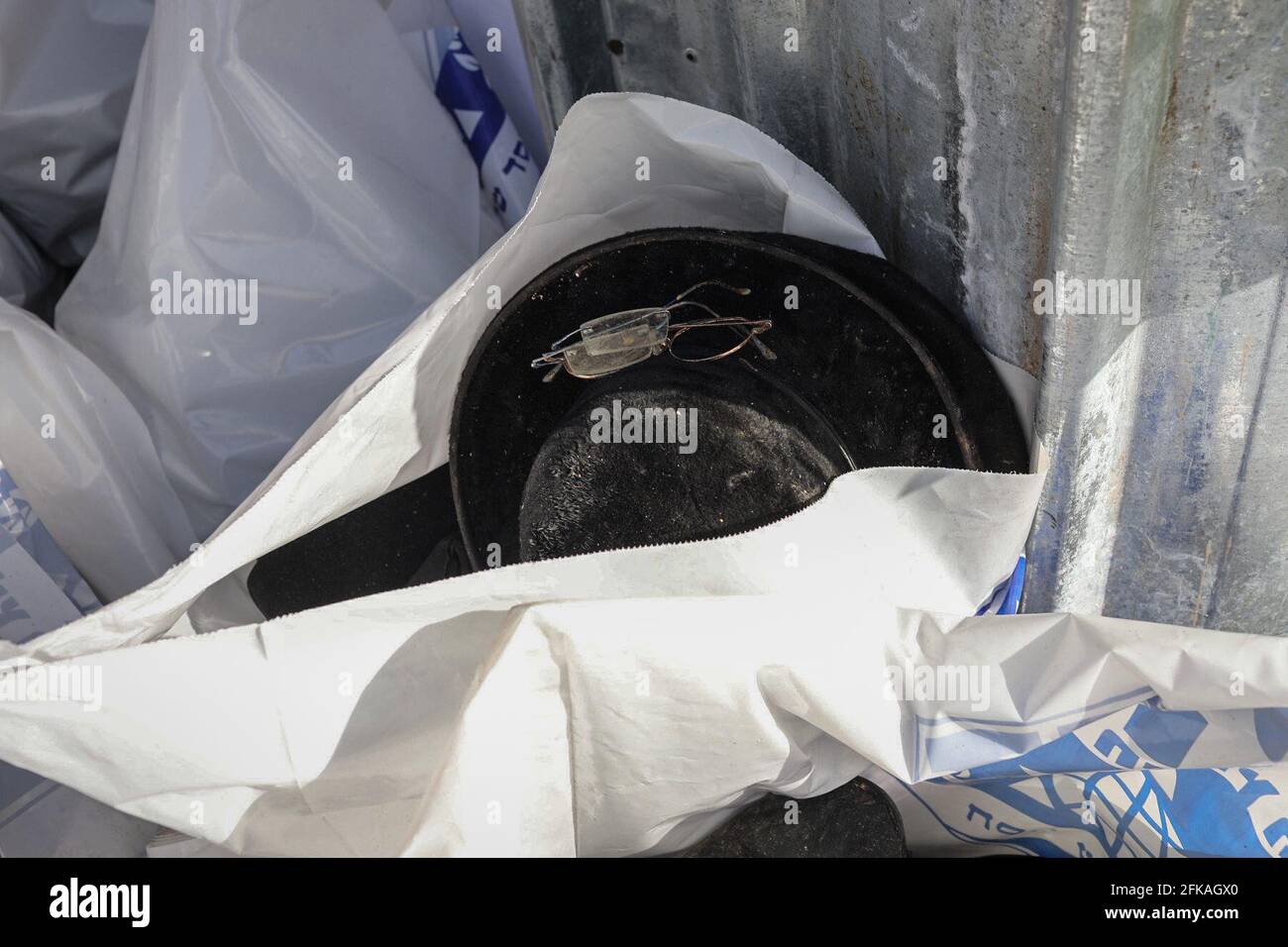Mont Meron, Israël. 30 avril 2021. Des objets personnels remplissent les sacs de la police au lieu de pèlerinage orthodoxe juif du Mont Meron, où des dizaines de fidèles ont été tués dans une bousculade pendant le festival religieux juif de Lag Ba'Omer dans le nord d'Israël. Crédit : Ilia Yefimovich/dpa/Alay Live News Banque D'Images