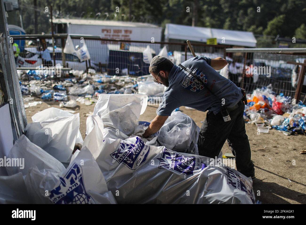 Mont Meron, Israël. 30 avril 2021. Un officier israélien vérifie des sacs remplis d'objets personnels sur le site de pèlerinage juif orthodoxe du Mont Meron, où des dizaines de fidèles ont été tués dans une bousculade pendant le festival religieux juif de Lag Ba'Omer dans le nord d'Israël. Crédit : Ilia Yefimovich/dpa/Alay Live News Banque D'Images