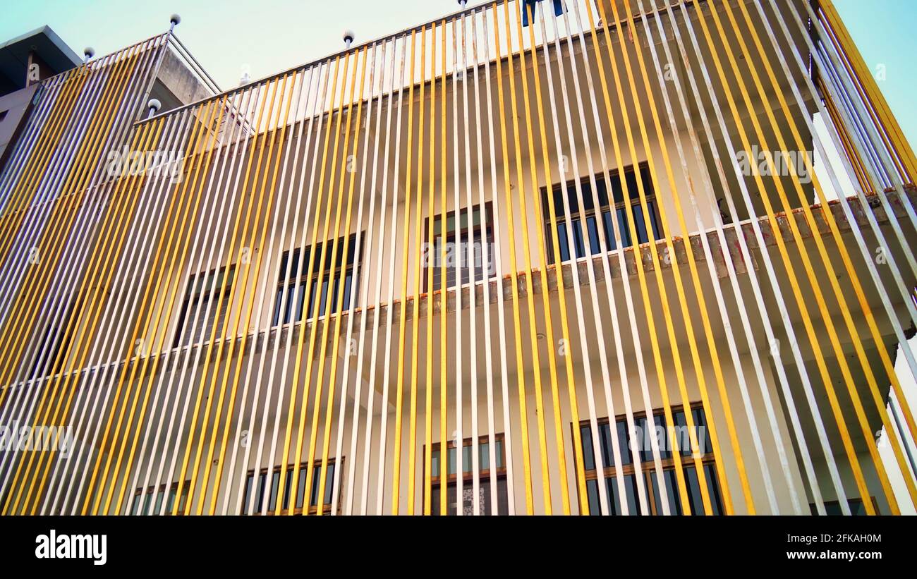 Clôture en fer ornementée à l'extérieur de l'hôtel. Sécurité clôture en fer sur le complexe hôtelier. Vue latérale d'une clôture indienne d'un hôtel cinq étoiles. Banque D'Images
