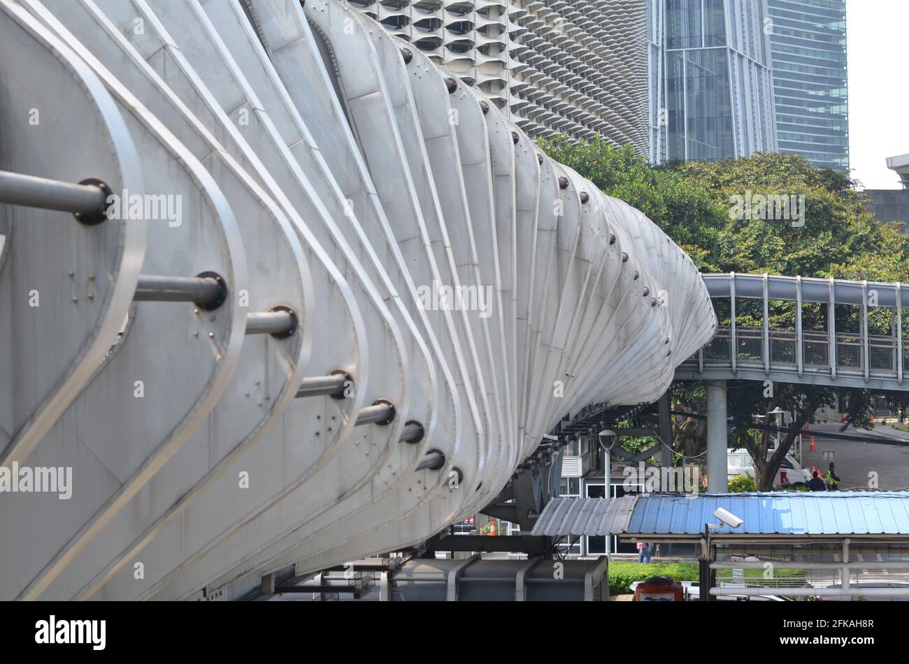 Senayan, Jakarta | Indonésie - 23 avril 2021 : un pont piétonnier conçu pour rejoindre l'arrêt de bus. Banque D'Images