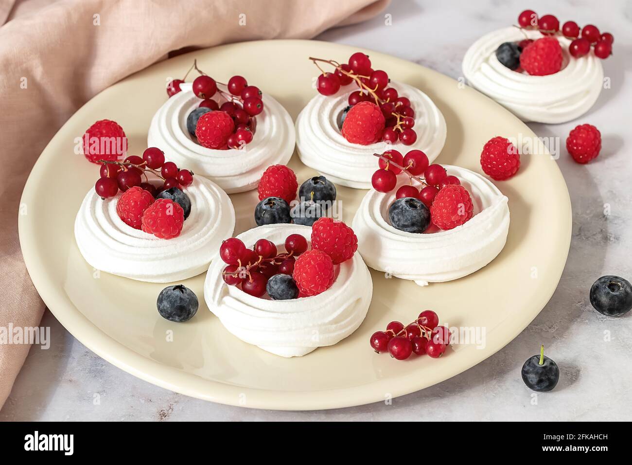 Meringues fraîches ou mini Pavlova sur la plaque. Banque D'Images