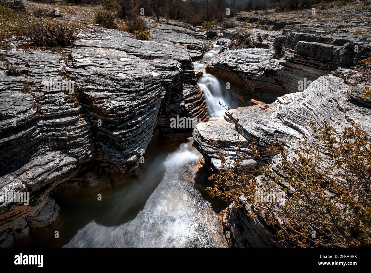 Le pont de Gretsi. Pont en pierre de l'arche en Grèce continentale. Cascade rivière montagneuse sur des pierres. Arrière-plan naturel de la sculpture en pierre. Pogoni, EP Banque D'Images