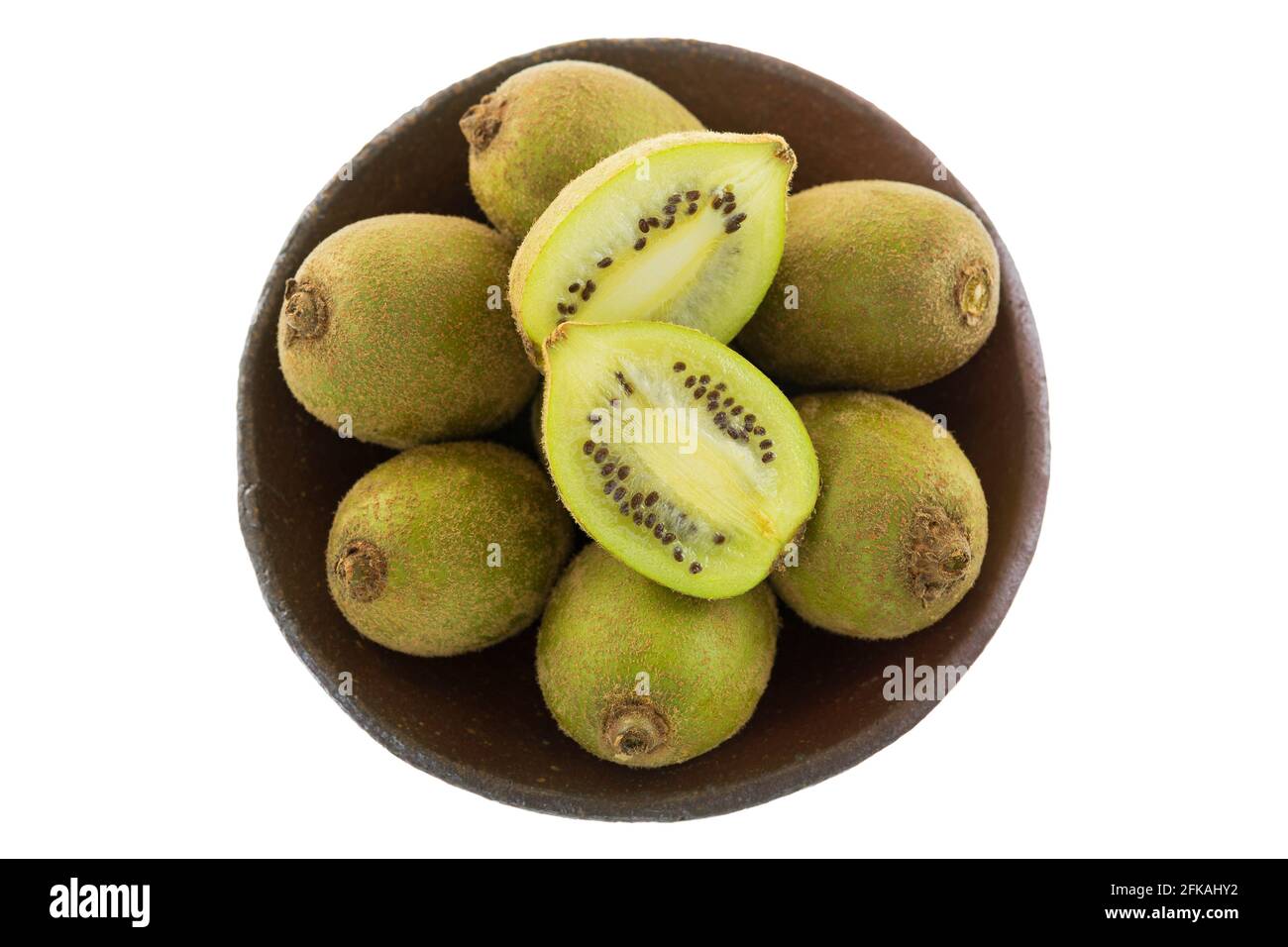 Bol en argile de mini kiwi jaune doré fruits isolés sur fond blanc Banque D'Images