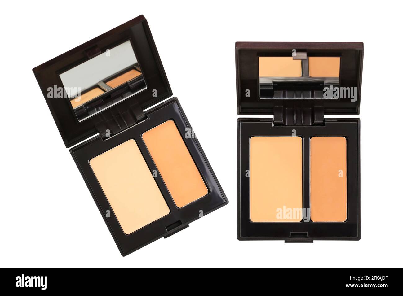 Gros plan d'une palette de cache pour dissimuler des cercles sous les yeux ou des imperfections du visage, isolés sur du blanc Banque D'Images