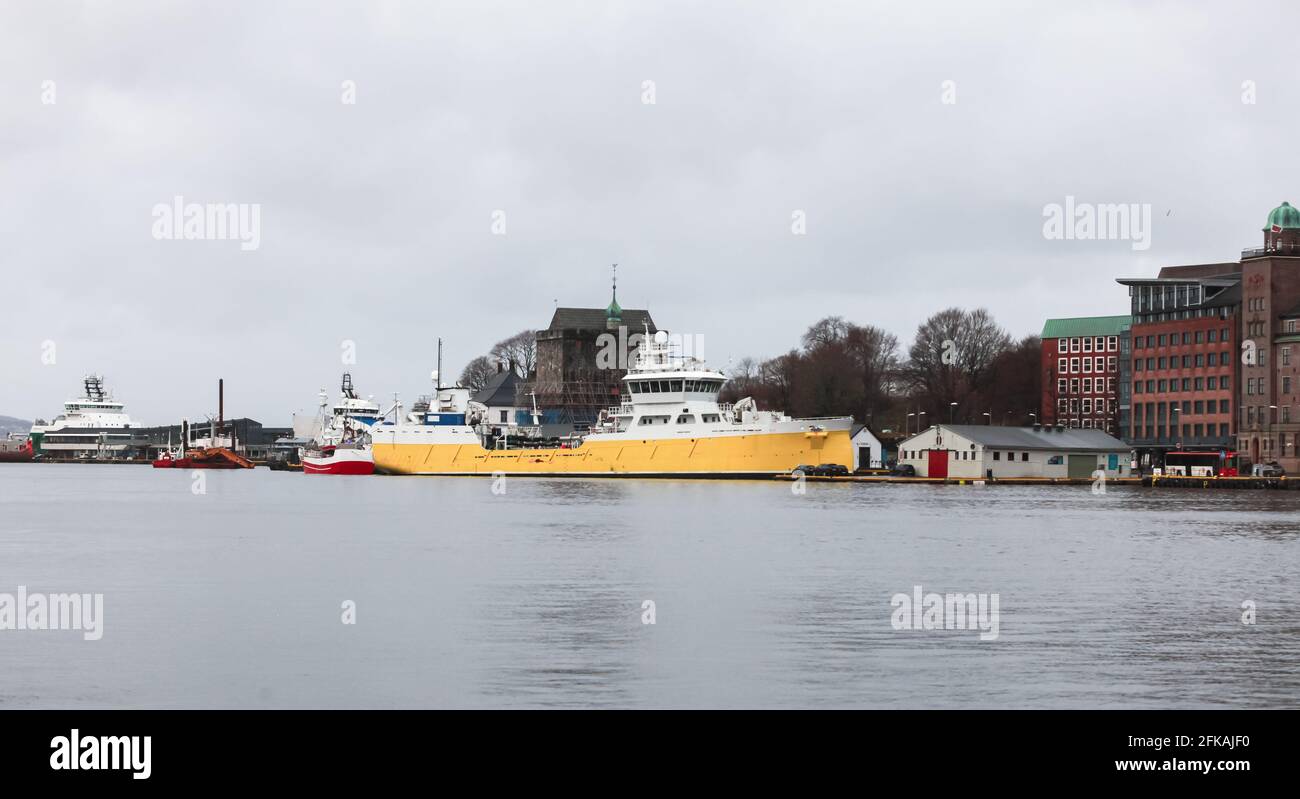 Le navire porte-poisson à coque jaune est amarré au port de Bergen, en Norvège Banque D'Images