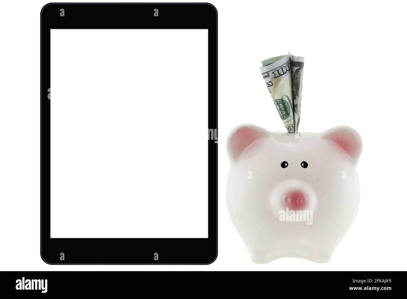 L'argent américain de 100 dollars à l'intérieur de la banque de porc rose à côté à une tablette noire avec écran blanc vierge isolé blanc Banque D'Images