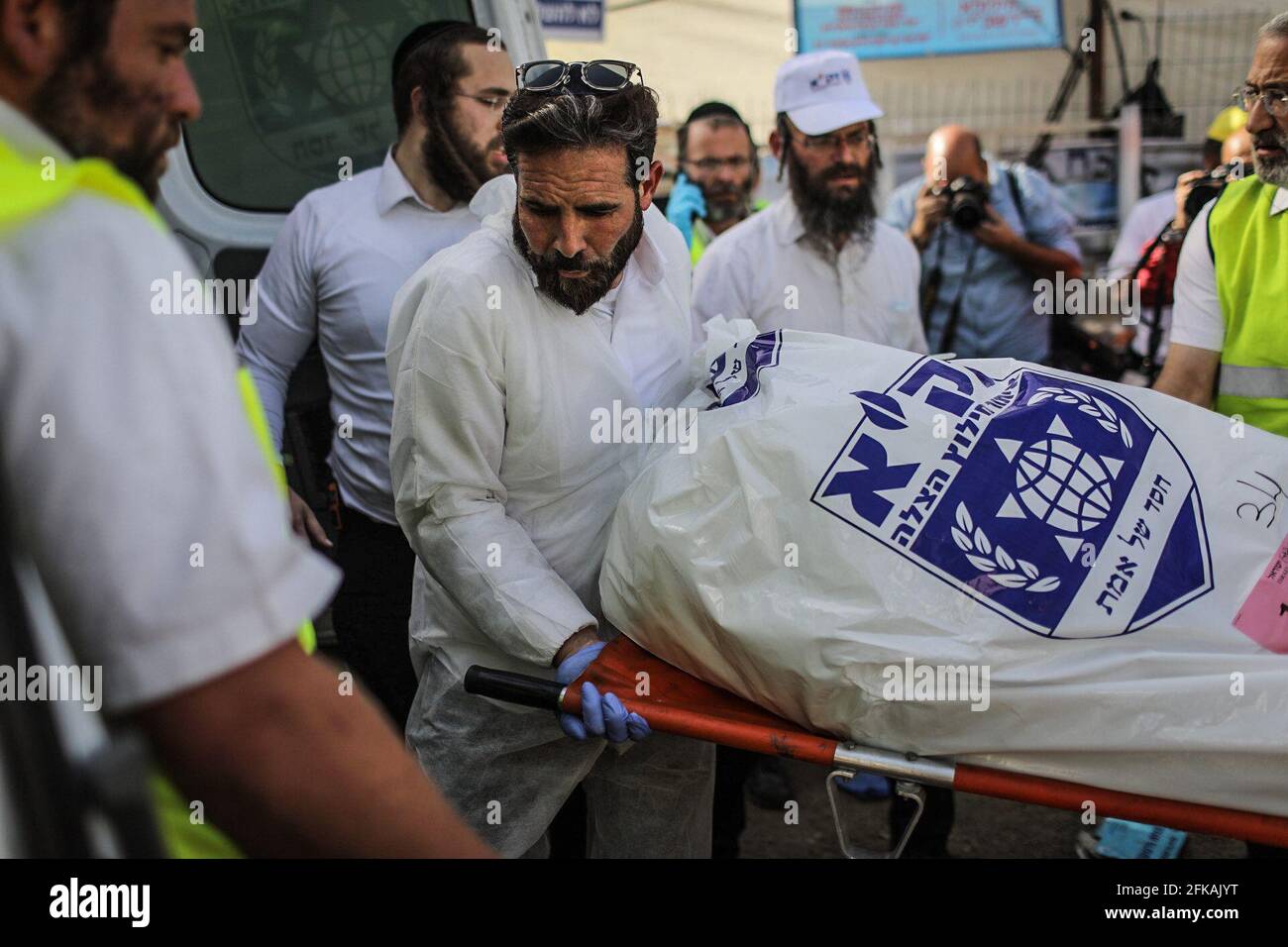 Mont Meron, Israël. 30 avril 2021. Des secouristes israéliens transportent le corps d'une victime dans une ambulance, sur le site de pèlerinage orthodoxe juif du Mont Meron, où des dizaines de fidèles ont été tués dans une bousculade pendant le festival religieux juif de Lag Ba'Omer, dans le nord d'Israël. Crédit : Ilia Yefimovich/dpa/Alay Live News Banque D'Images