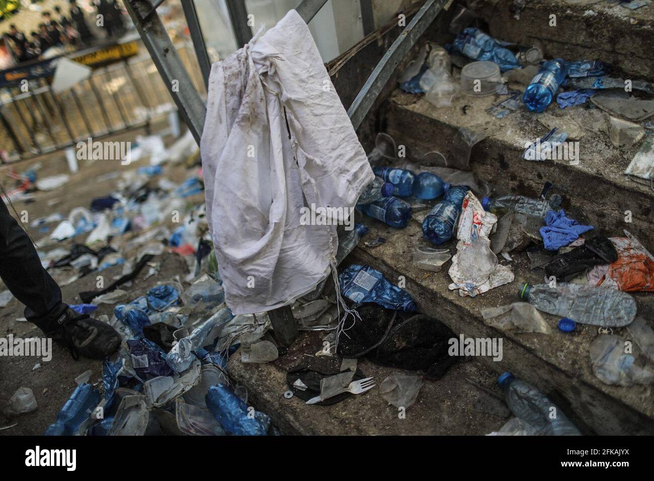 Mont Meron, Israël. 30 avril 2021. Un juif orthodoxe traditionnel sous vêtement est accroché à une main courante sur le site de pèlerinage juif orthodoxe du Mont Meron, où des dizaines de fidèles ont été tués dans une bousculade pendant le festival religieux juif de Lag Ba'Omer dans le nord d'Israël. Crédit : Ilia Yefimovich/dpa/Alay Live News Banque D'Images