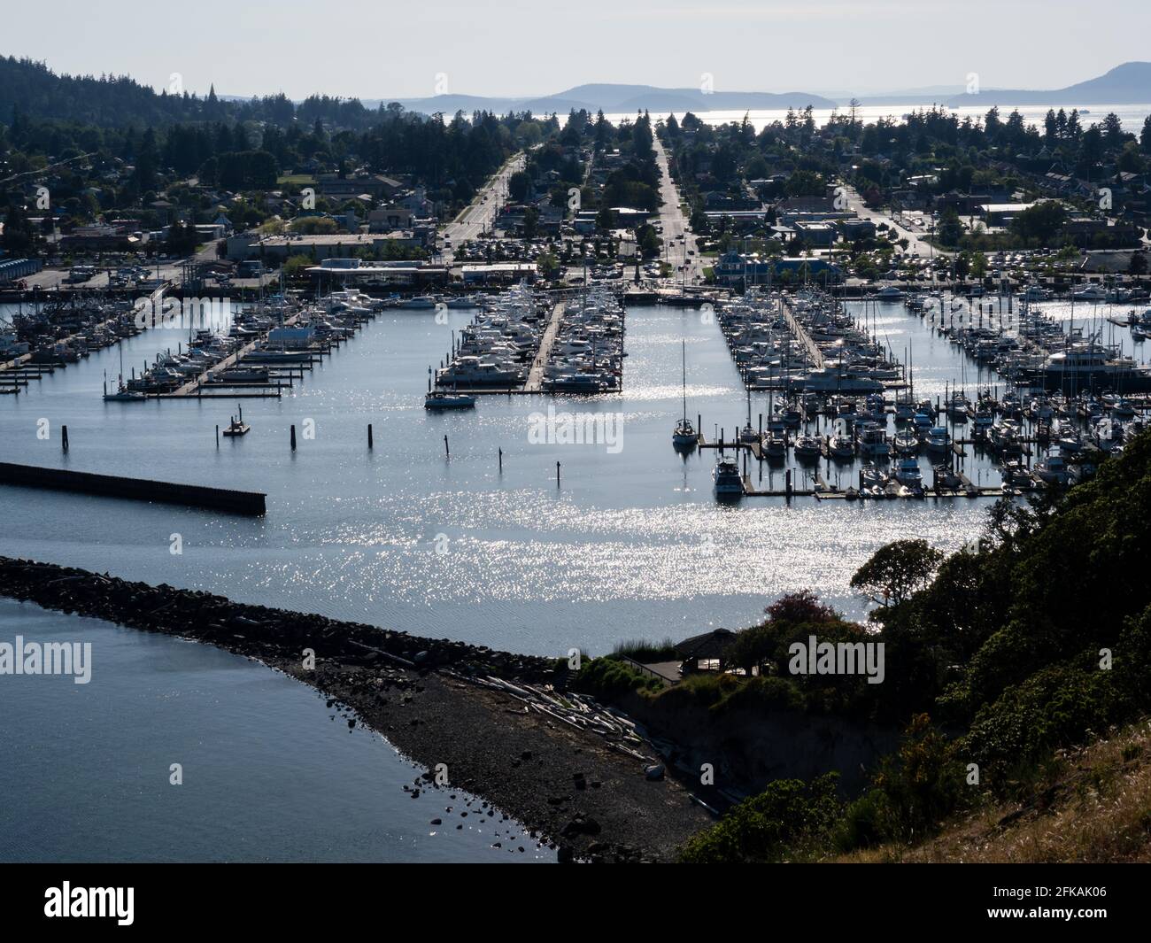 Vue sur le port de plaisance d'Anacortes au coucher du soleil - État de Washington, États-Unis Banque D'Images