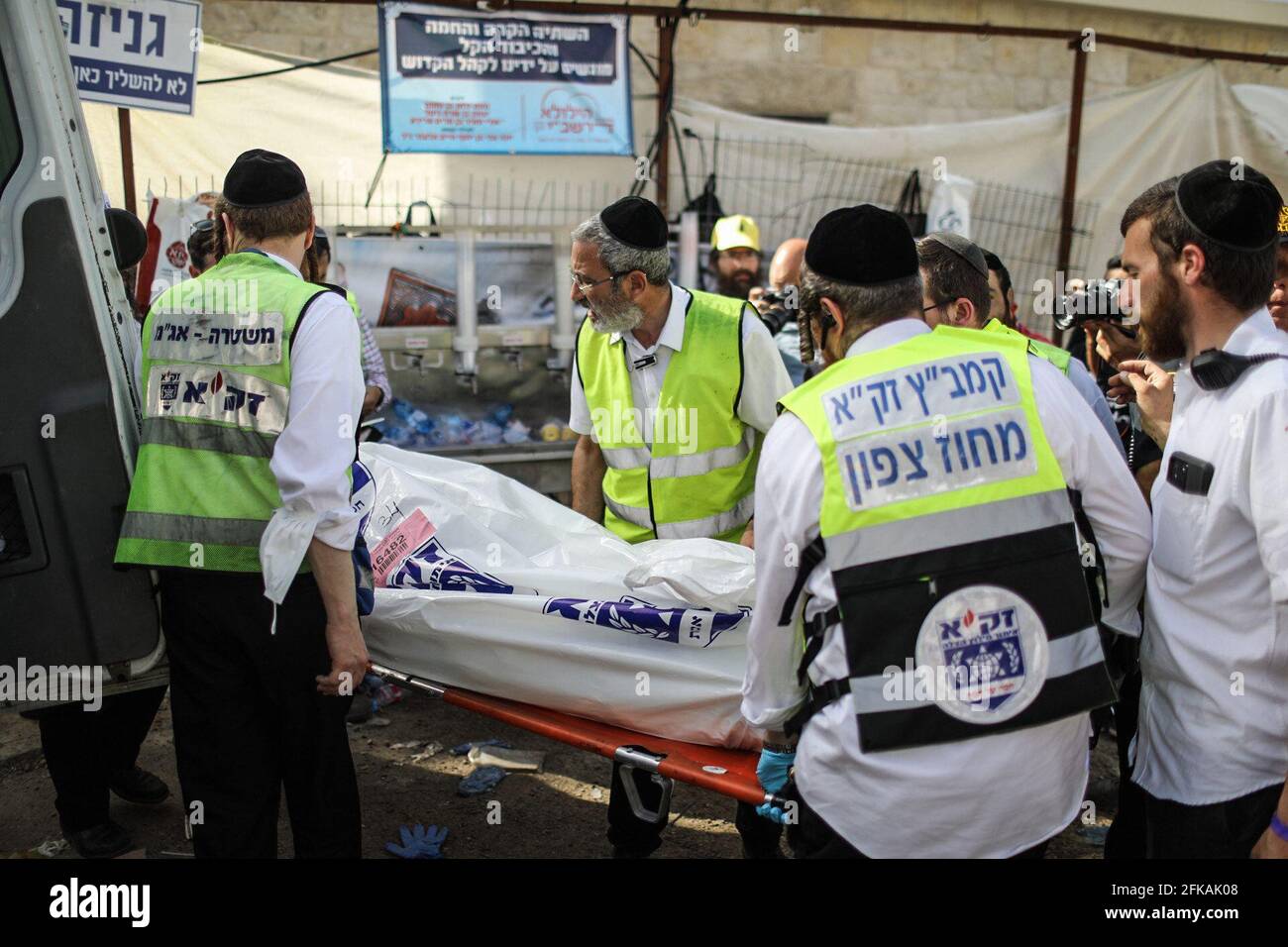 Mont Meron, Israël. 30 avril 2021. Les secouristes israéliens transportent un corps de victime dans une ambulance, sur le site de pèlerinage orthodoxe juif du Mont Meron, où des dizaines de fidèles ont été tués dans une bousculade lors du festival religieux juif de Lag Ba'Omer dans le nord d'Israël. Crédit : Ilia Yefimovich/dpa/Alay Live News Banque D'Images