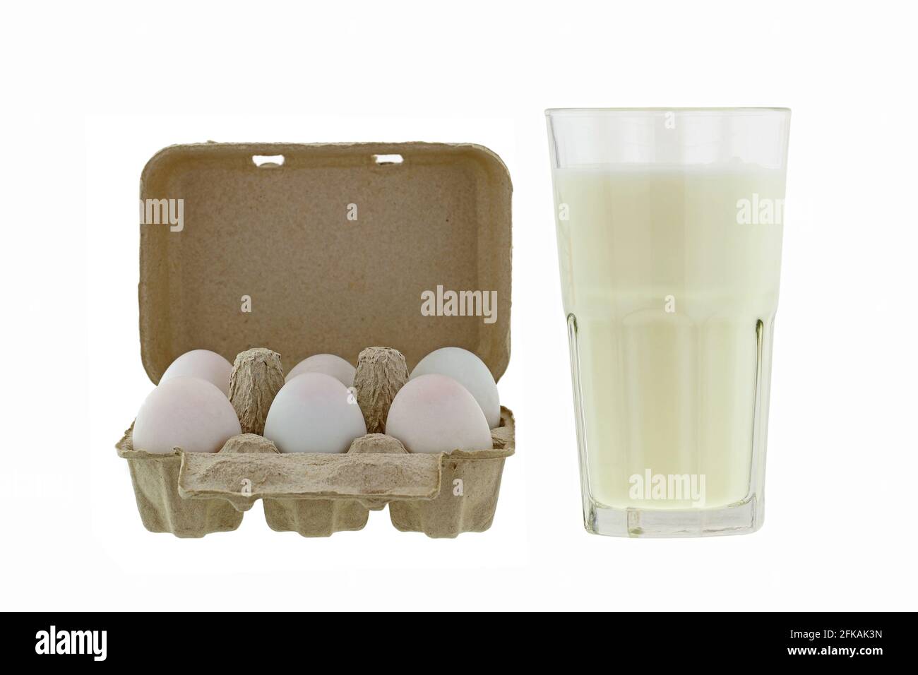 Paquets d'œufs frais à côté du plateau à œufs en pâte à papier verre de lait frais pasteurisé isolé sur fond blanc Banque D'Images