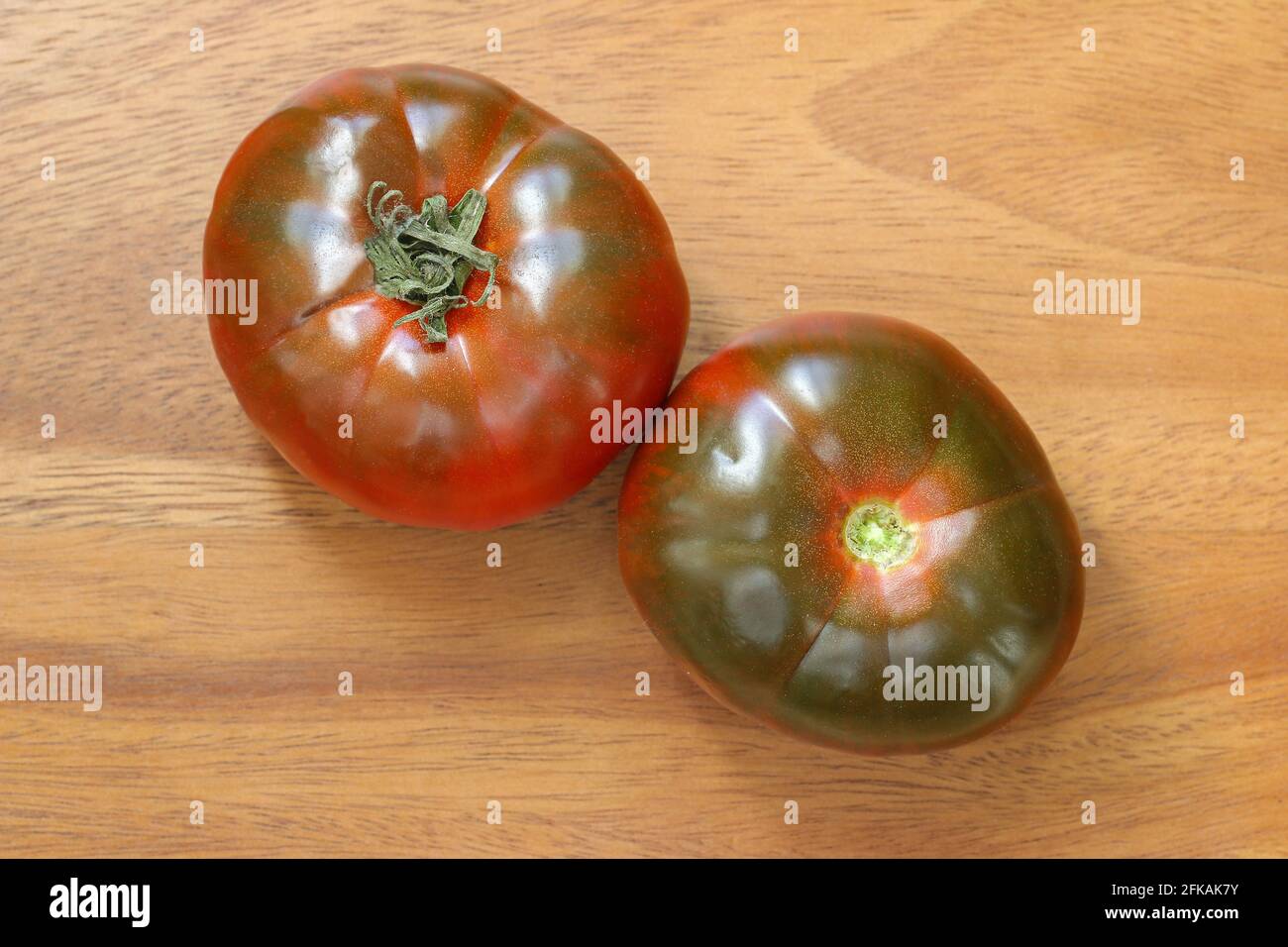 Vue de dessus de Pomodoro Marmande, tomates italiennes sur un fond en bois Banque D'Images