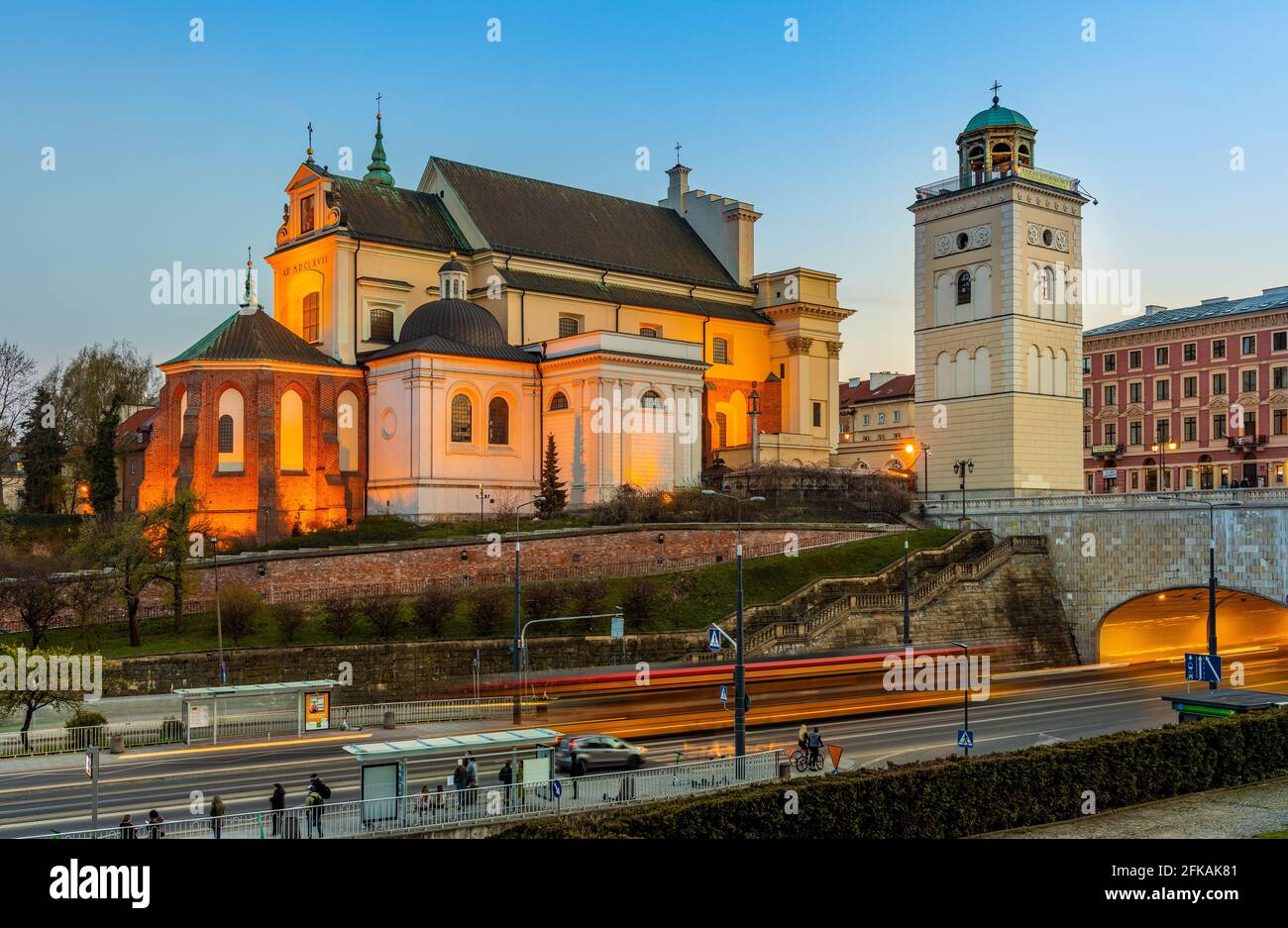 Varsovie, Pologne - 28 avril 2021 : vue en soirée de l'église universitaire de Sainte-Anna à la rue Krakowskie Przedmiescie au-dessus de al Avenue Solidarnosci à Starowka O. Banque D'Images