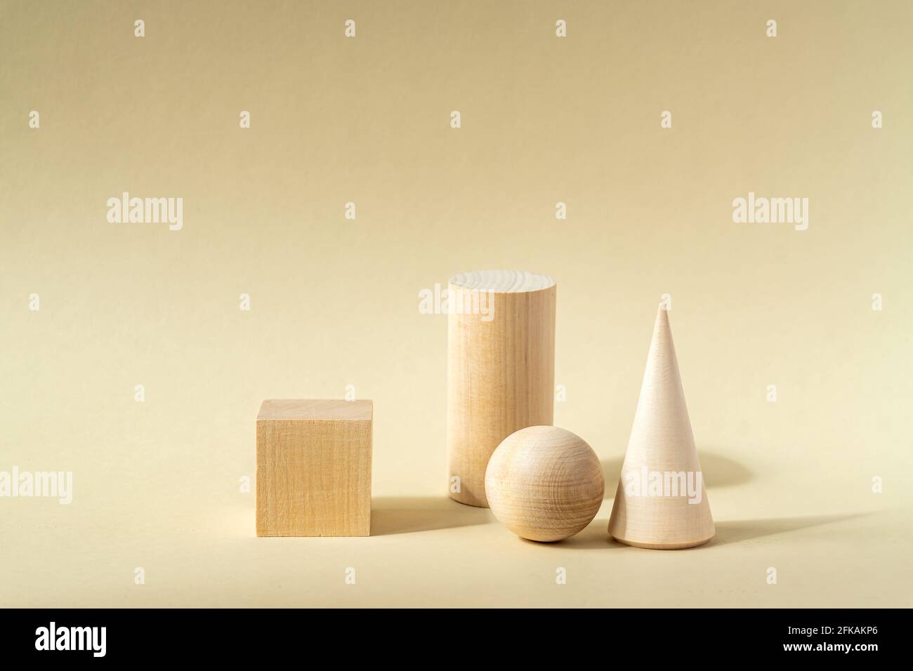 Arrière-plan conceptuel avec podiums en bois clair et boule en bois sur fond beige pour le marquage et la présentation d'emballage de votre produit. Stil. Tendance Banque D'Images