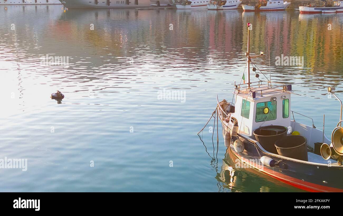 Bateaux de pêche amarrés dans l'ancien port d'Imperia Oneglia En Ligurie - Italie Banque D'Images