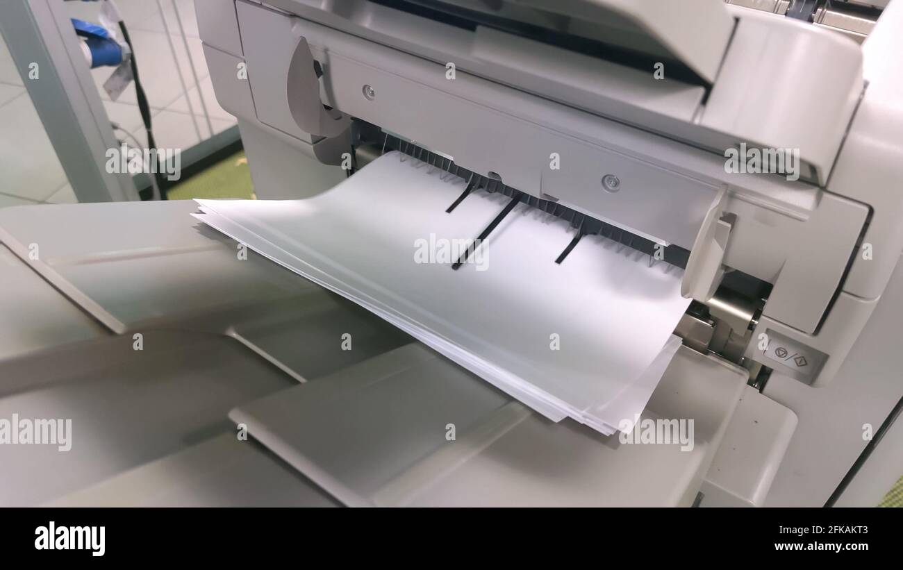 imprimante numérique en action lors de l'impression de documents  professionnels, de reportages d'entreprise Photo Stock - Alamy