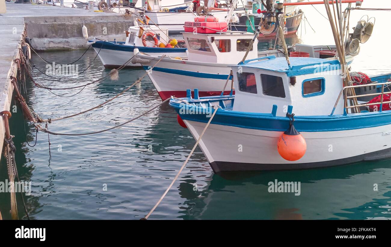Bateaux de pêche amarrés dans l'ancien port d'Imperia Oneglia En Ligurie - Italie Banque D'Images