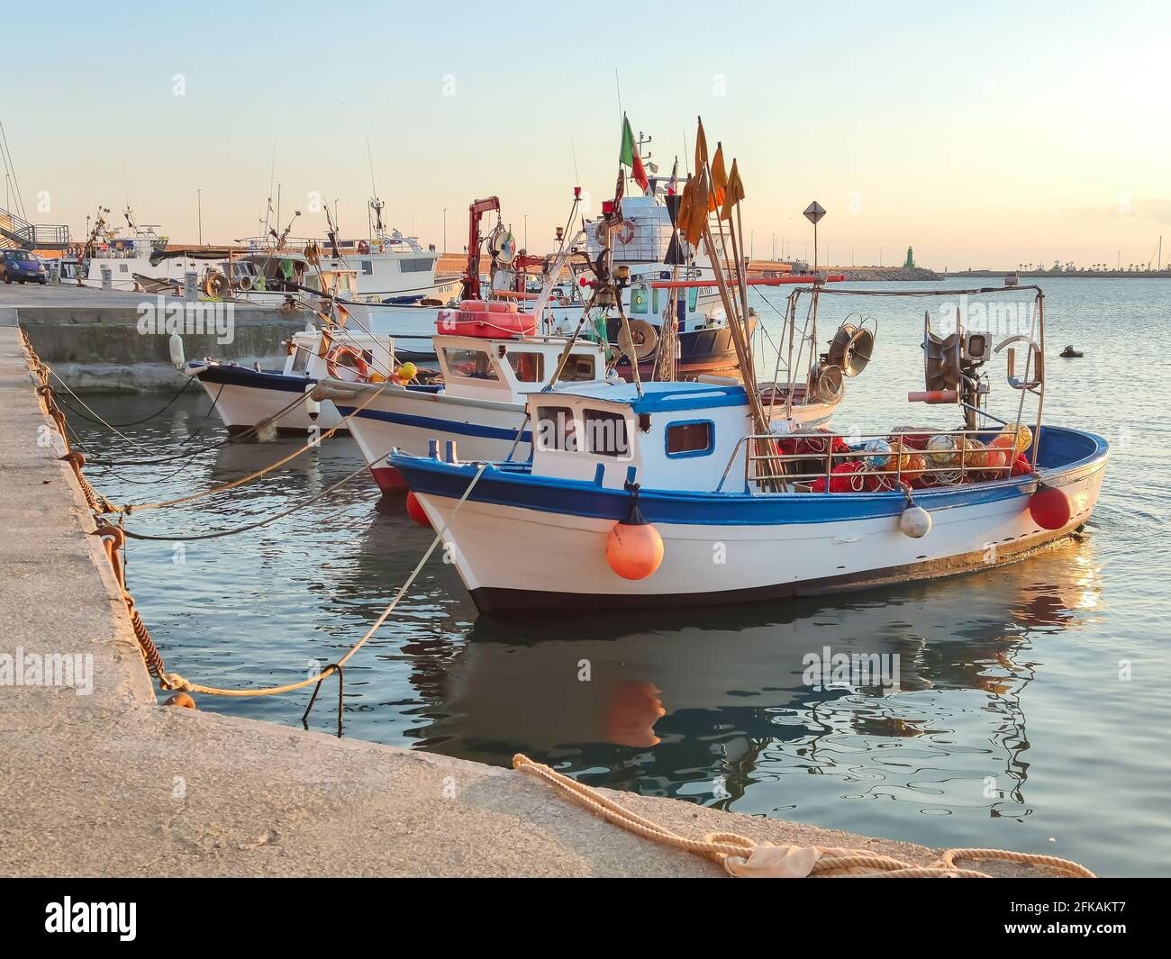 Bateaux de pêche amarrés dans le port d'Imperia Oneglia in Ligurie - Italie Banque D'Images