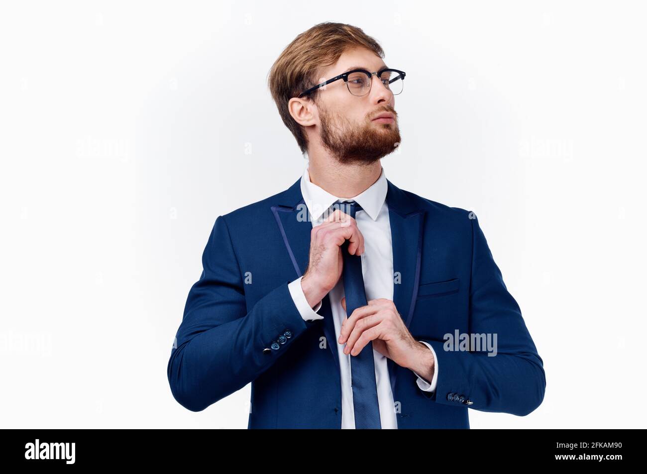 homme d'affaires en chemise blanche redresse sa veste et brousse barbe  Photo Stock - Alamy