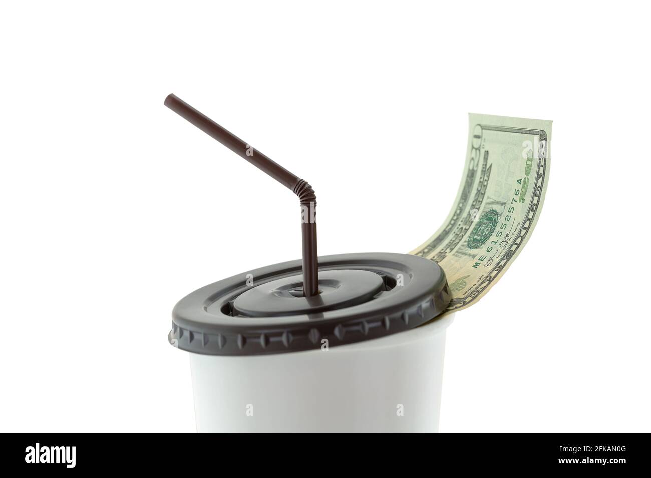 Gros plan de 20 USD billet de banque argent laissant le livre blanc tasse pour café avec couvercle marron et paille isolée arrière-plan blanc Banque D'Images