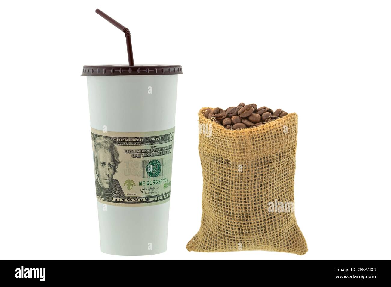 Gobelet en papier blanc avec billets de banque en dollars américains à un sac de chanvre de grains de café torréfiés isolés sur arrière-plan blanc Banque D'Images