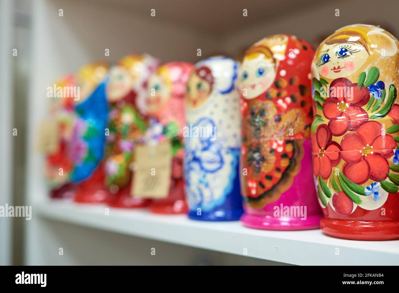 Rangée de poupées imbriquées multicolores Banque D'Images