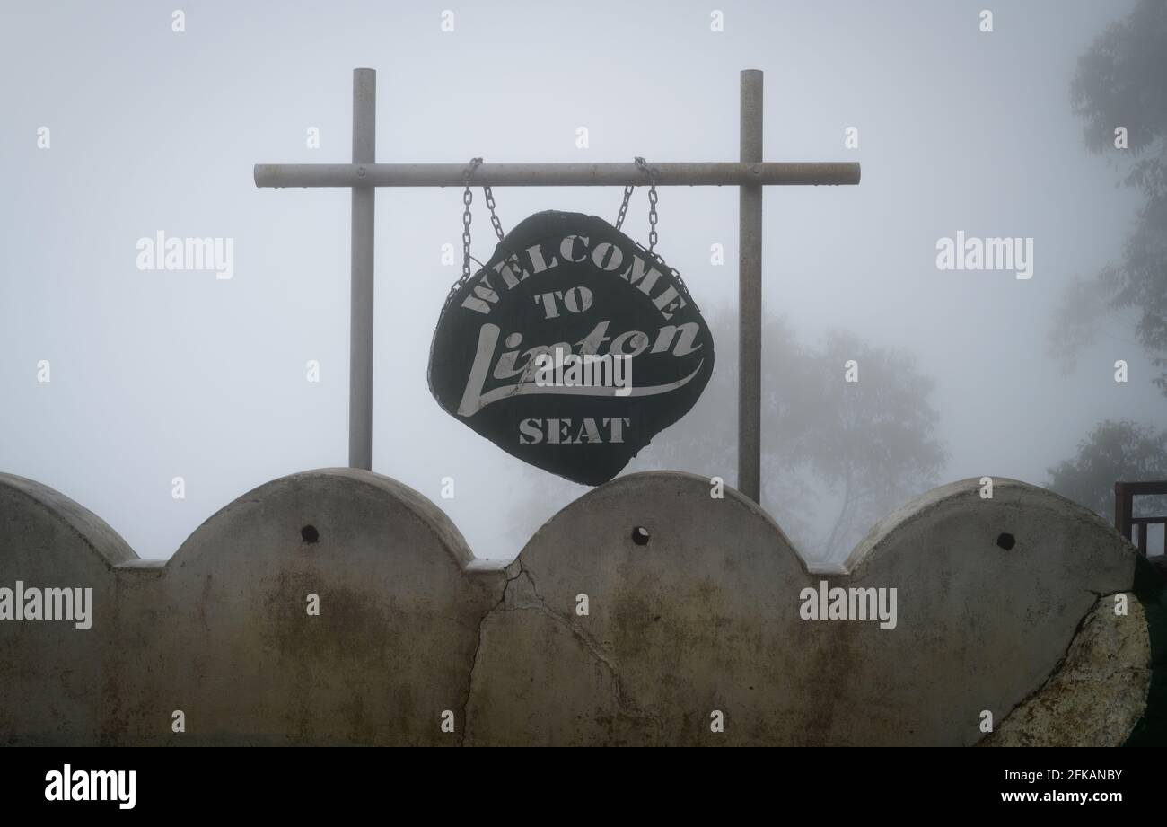 Lipton Seat Sign, froid brumeux conditions sur la colline, destination Voyage, et un point de repère pour un grand point de vue. Banque D'Images