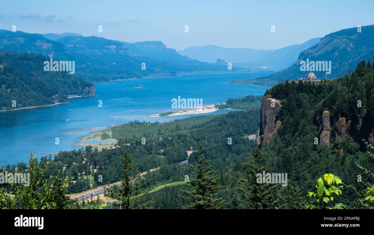 Vue panoramique sur la gorge du fleuve Columbia avec Crown point Vista House depuis le point de vue panoramique du Forum des femmes - Oregon, États-Unis Banque D'Images