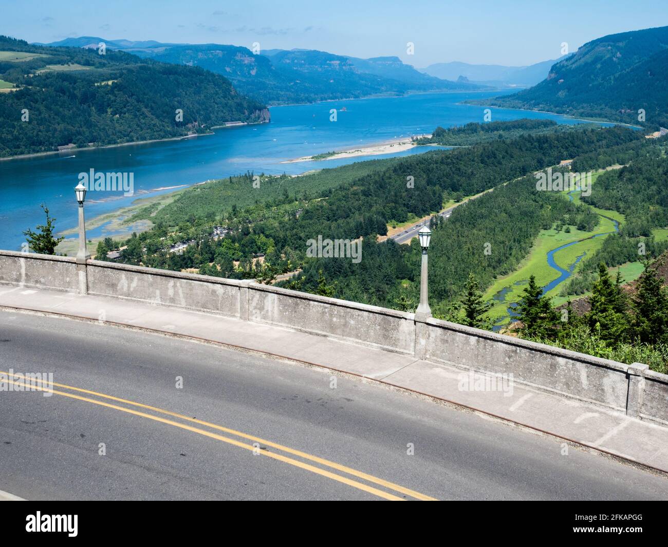 Vue panoramique sur la gorge du fleuve Columbia depuis la maison Crown point Vista - Oregon, États-Unis Banque D'Images