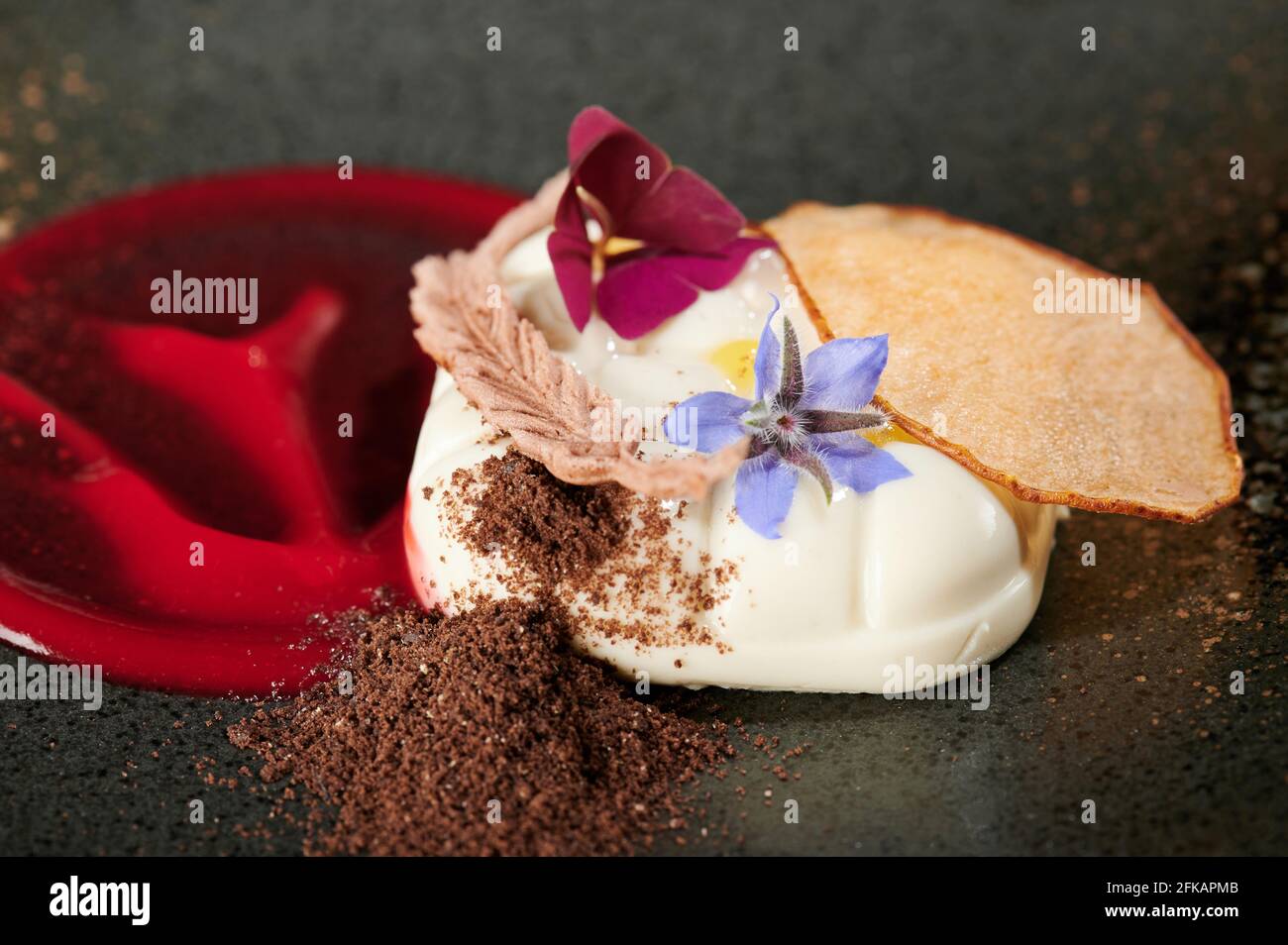 Panna cotta avec gelée de dessert et fleurs vue rapprochée Banque D'Images