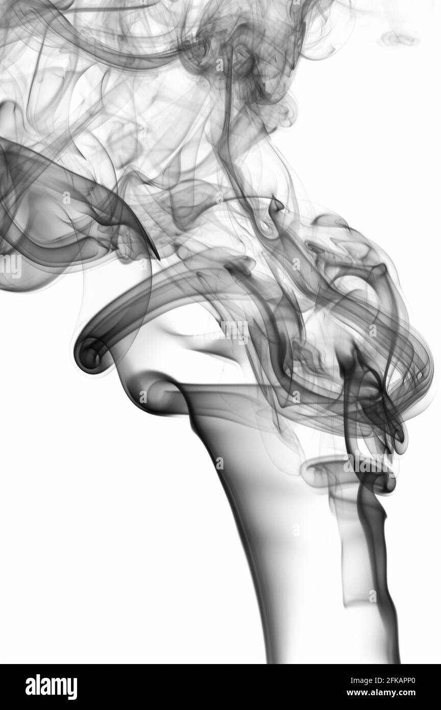 Un arrière-plan gris lisse et abstrait de la fumée tourbillonnant isolé sur le blanc Banque D'Images