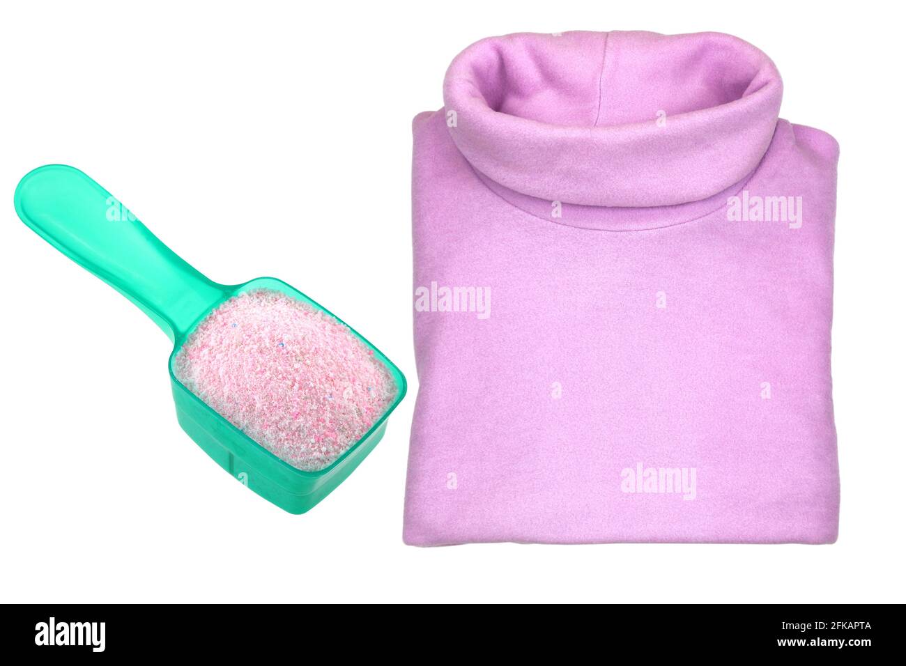 T-shirt à col roulé plié et très chaud avec une cuillère de poudre à laver, isolé sur fond blanc Banque D'Images
