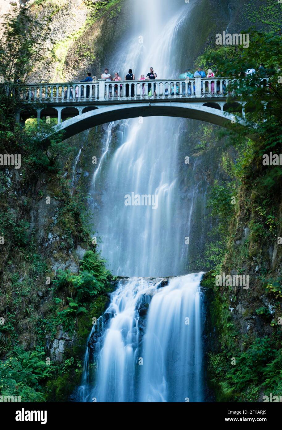 Corbett, OREGON, États-Unis - 23 juillet 2017 : visiteurs sur le pont tournant des chutes Multnomah dans la gorge du fleuve Columbia Banque D'Images