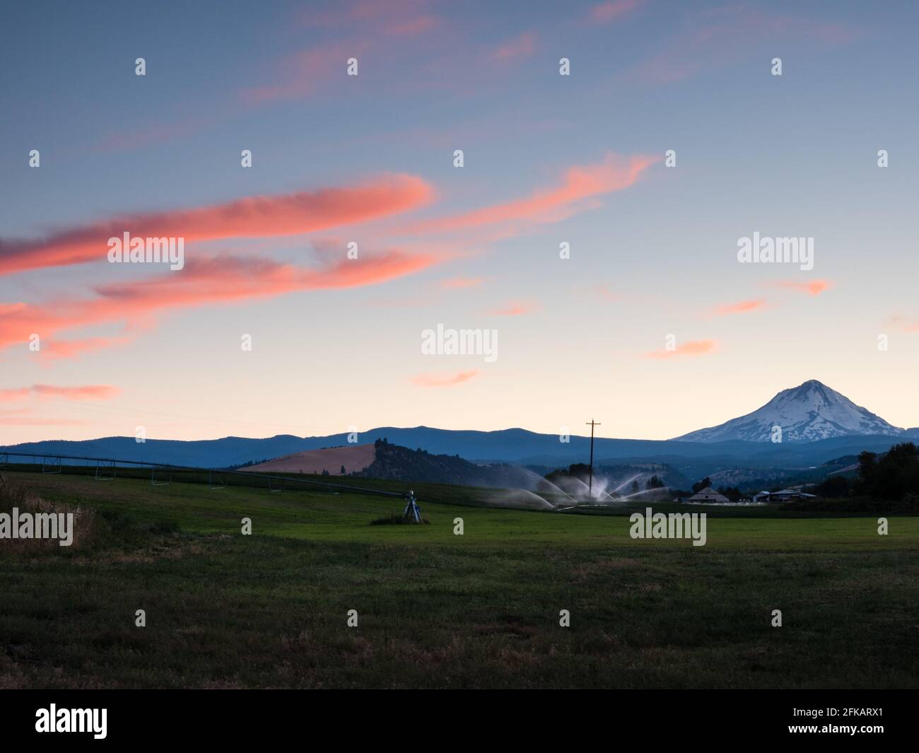 Coucher de soleil sur les terres agricoles autour de Mount Hood - Oregon, États-Unis Banque D'Images
