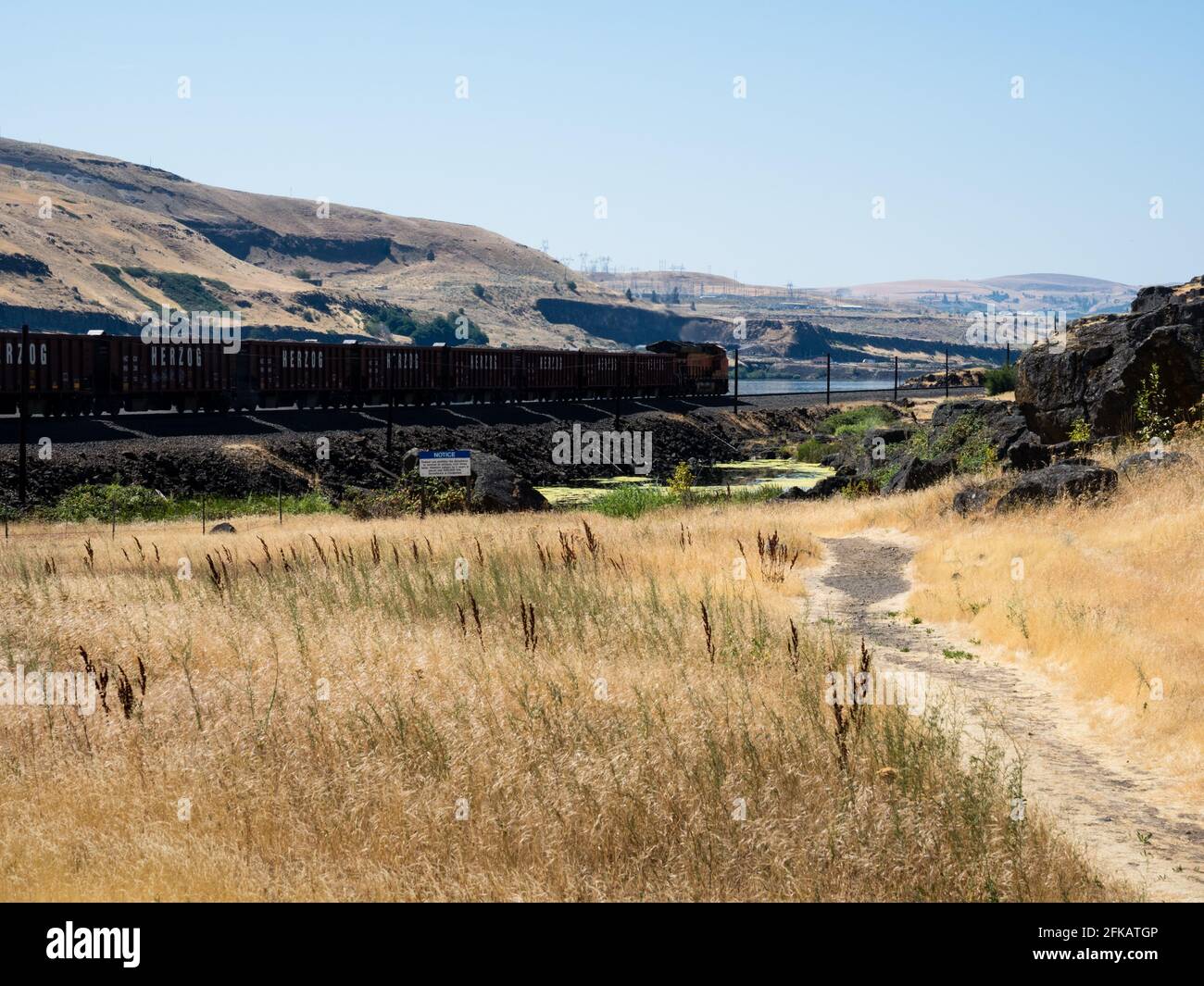 Dallesport, WA, États-Unis - 24 juillet 2017 : train de marchandises longeant la gorge de la rivière Columbia dans l'est de l'État de Washington Banque D'Images