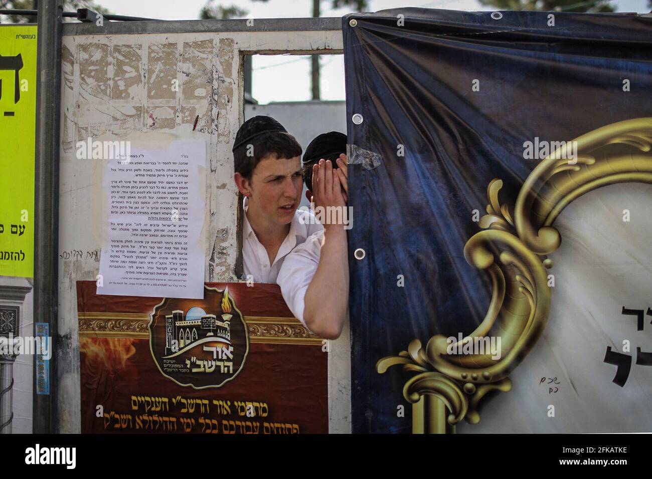 Mont Meron, Israël. 30 avril 2021. Les Juifs ultra-orthodoxes regardent le site de pèlerinage juif orthodoxe du Mont Meron, où des dizaines de fidèles ont été tués dans une bousculade pendant le festival religieux juif de Lag Ba'Omer, dans le nord d'Israël, tôt vendredi. Crédit : Ilia Yefimovich/dpa/Alay Live News Banque D'Images