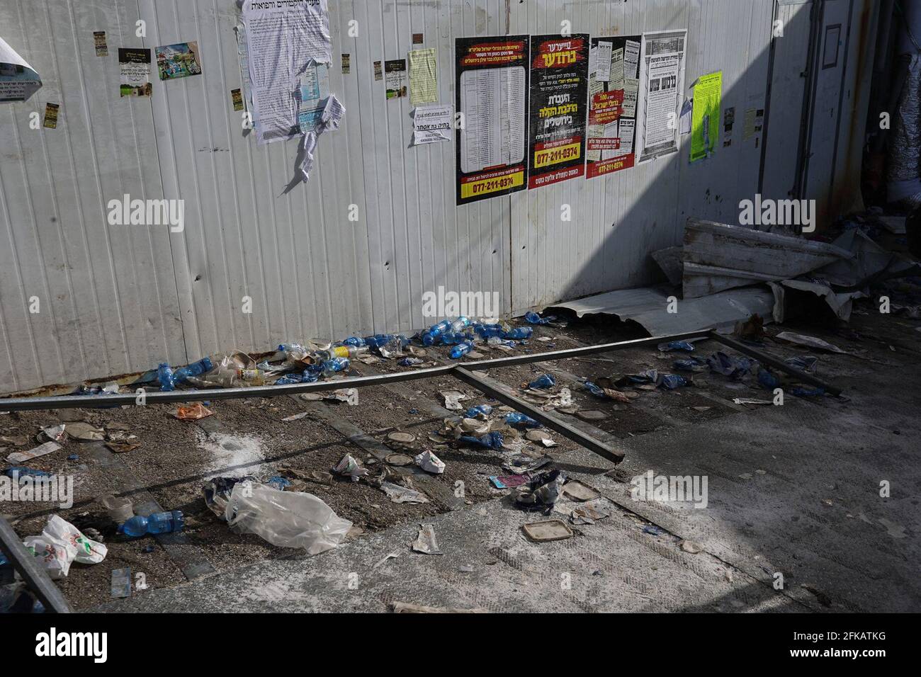 Mont Meron, Israël. 30 avril 2021. Une photo montre le site où les gens sont morts lors d'une panique de masse sur une rampe métallique flanquée de murs métalliques, au lieu de pèlerinage orthodoxe juif du Mont Meron. Des dizaines de fidèles ont été tués dans une bousculade vendredi, au cours du festival religieux juif de Lag Ba'Omer, dans le nord d'Israël. Crédit : Ilia Yefimovich/dpa/Alay Live News Banque D'Images