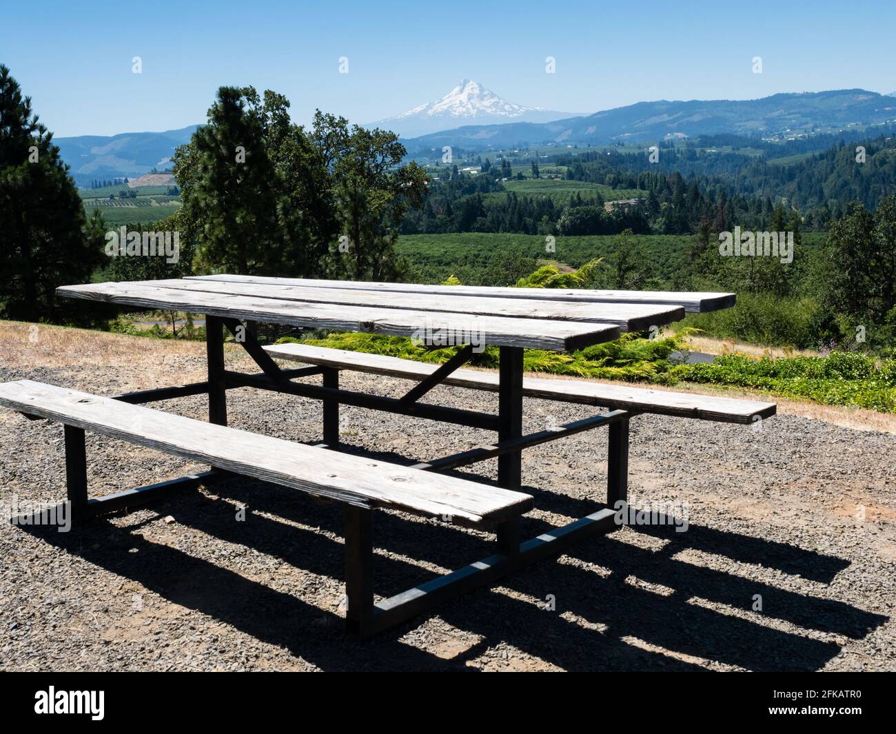 Table de pique-nique à Panorama point avec vue sur les terres agricoles de Mount Hood et de Columbia River - Hood River, Oregon, États-Unis Banque D'Images