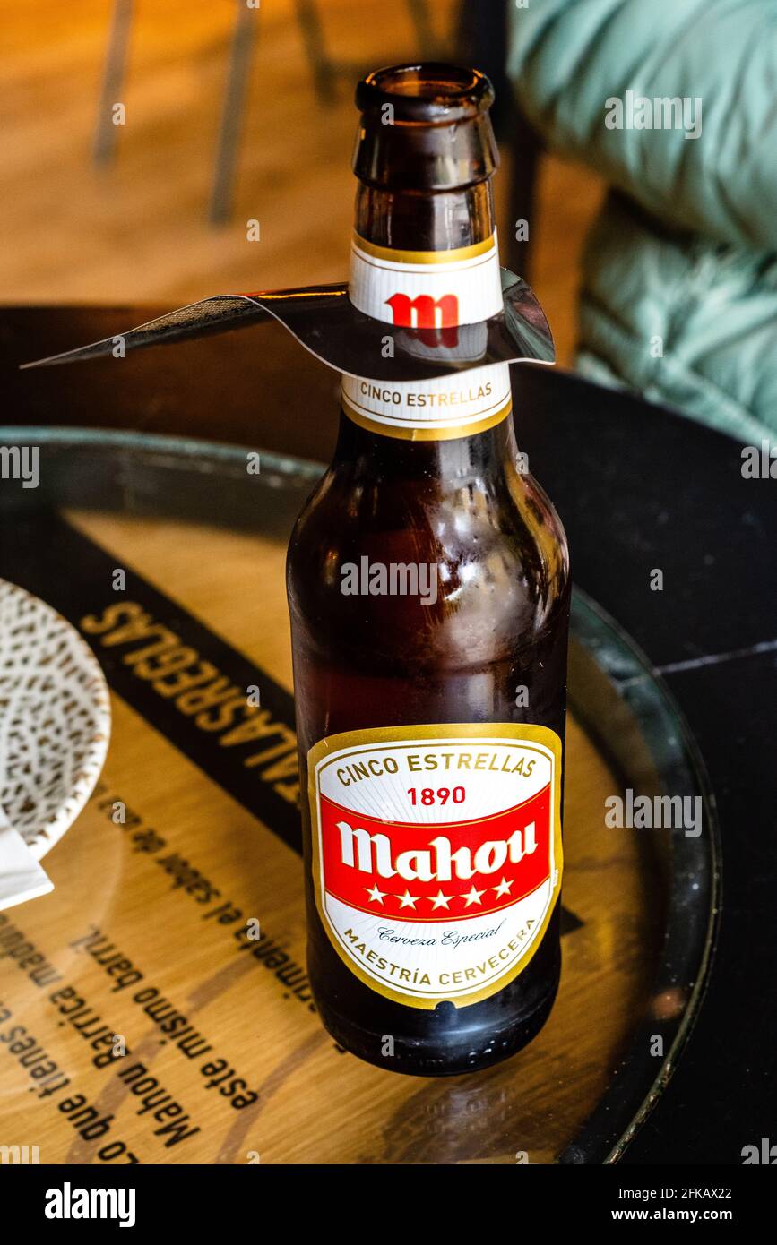 Madrid, Espagne - du 24 au 2021 avril : bouteille de bière Mahou Cinco Estrellas ou cinq étoiles sur la table du bar Banque D'Images