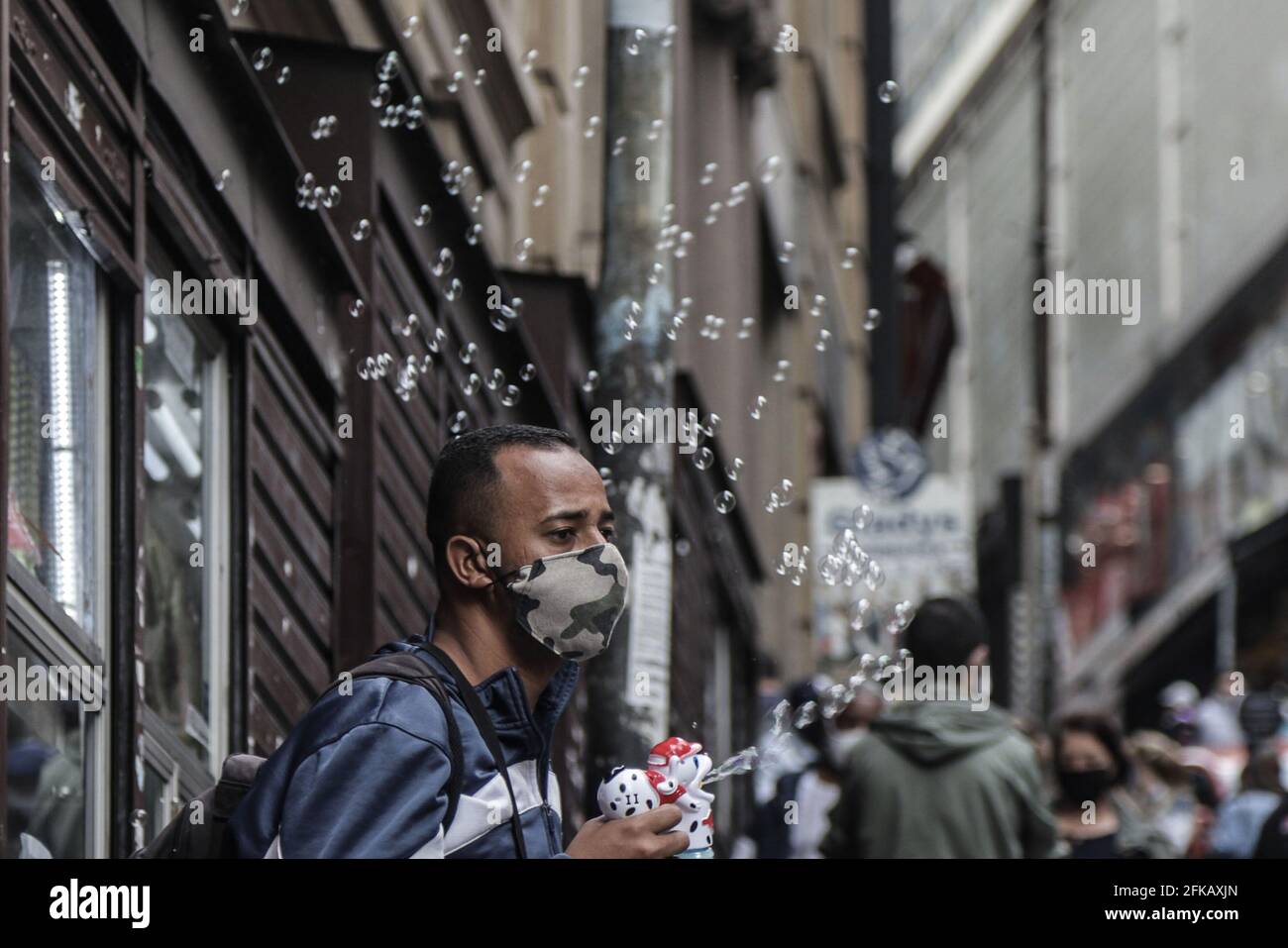 Sao Paulo, Brésil. 29 avril 2021. Un homme portant un masque facial est vu dans la rue à Sao Paulo, Brésil, le 29 avril 2021. Le Brésil a signalé 3,001 nouveaux décès liés au COVID-19 au cours des 24 dernières heures, portant le nombre national de décès à 401,186, a indiqué le Ministère de la santé. Le ministère a déclaré que les tests ont détecté 69,389 nouveaux cas de COVID-19, ce qui a permis de faire passer son nombre national à 14,590,678. Credit: Rahel Patrasso/Xinhua/Alamy Live News Banque D'Images