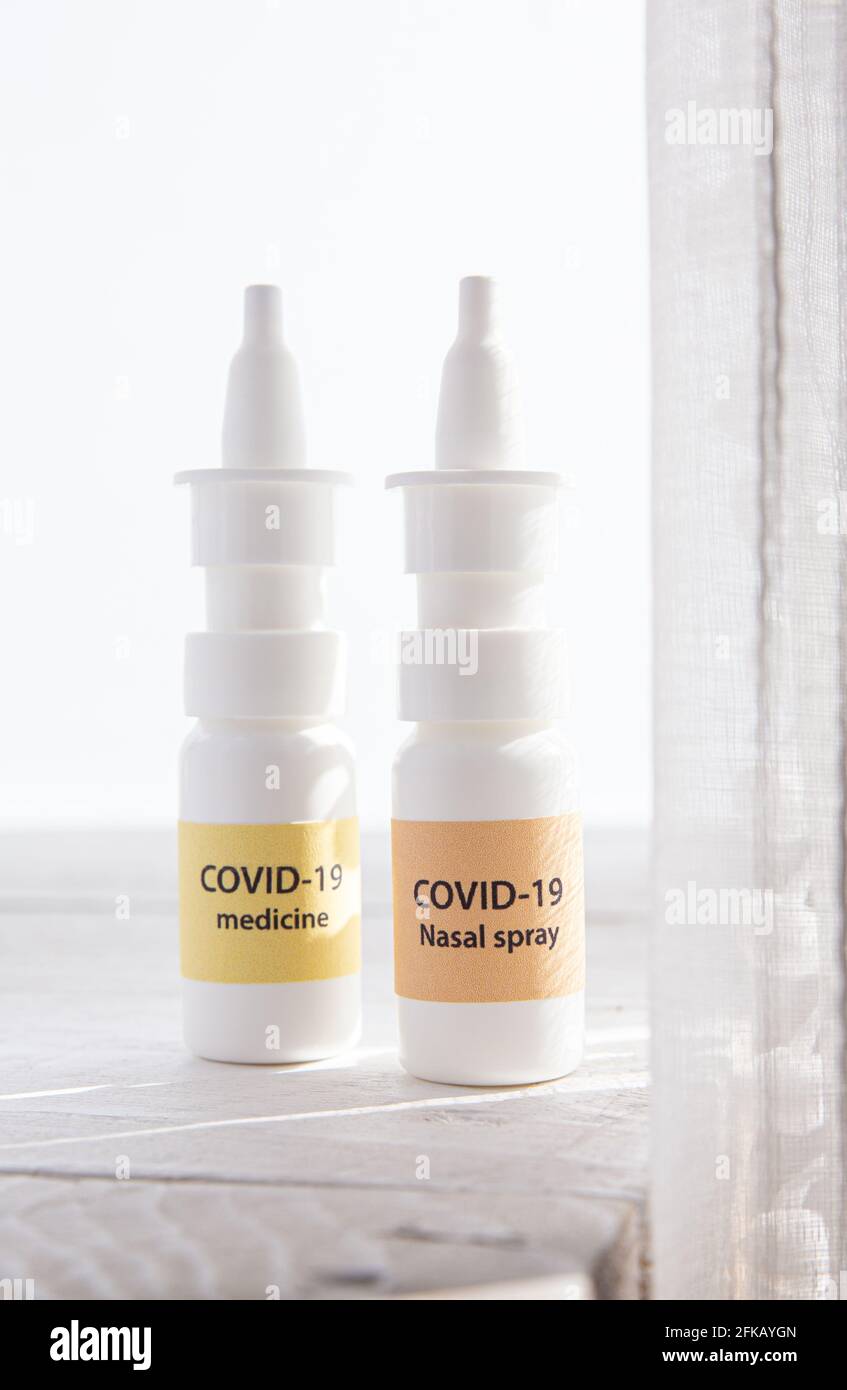 Nouveau traitement contre le coronavirus COVID-19 (COV-SRAS), vaporisateur nasal et vaporisateur à la gorge. Image conceptuelle des nouveaux flacons vaporisateurs nasaux innovants avec texte. Banque D'Images