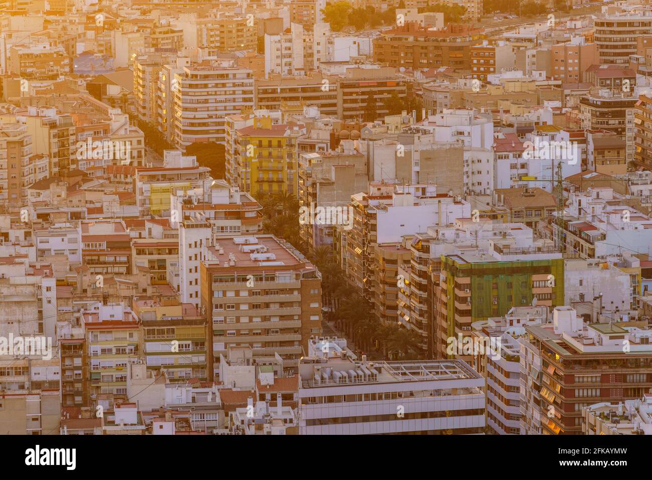 Vue aérienne de la ville surpeuplée d'Alicante, Espagne. Plein cadre recouvert. Modèle urbain. Tons chauds. Banque D'Images