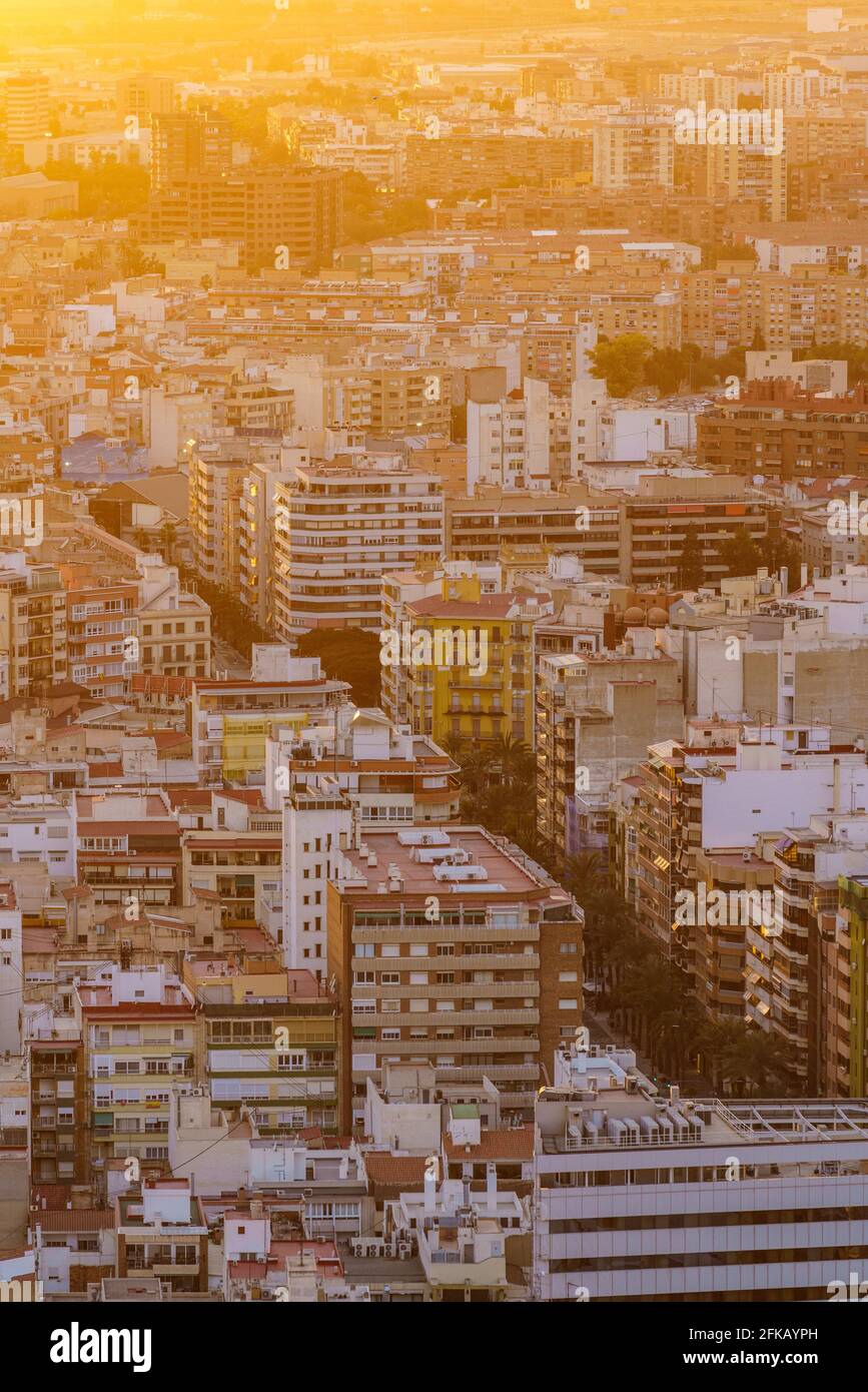 Vue aérienne de la ville surpeuplée d'Alicante, Espagne. Plein cadre recouvert. Modèle urbain. Tons chauds. Banque D'Images