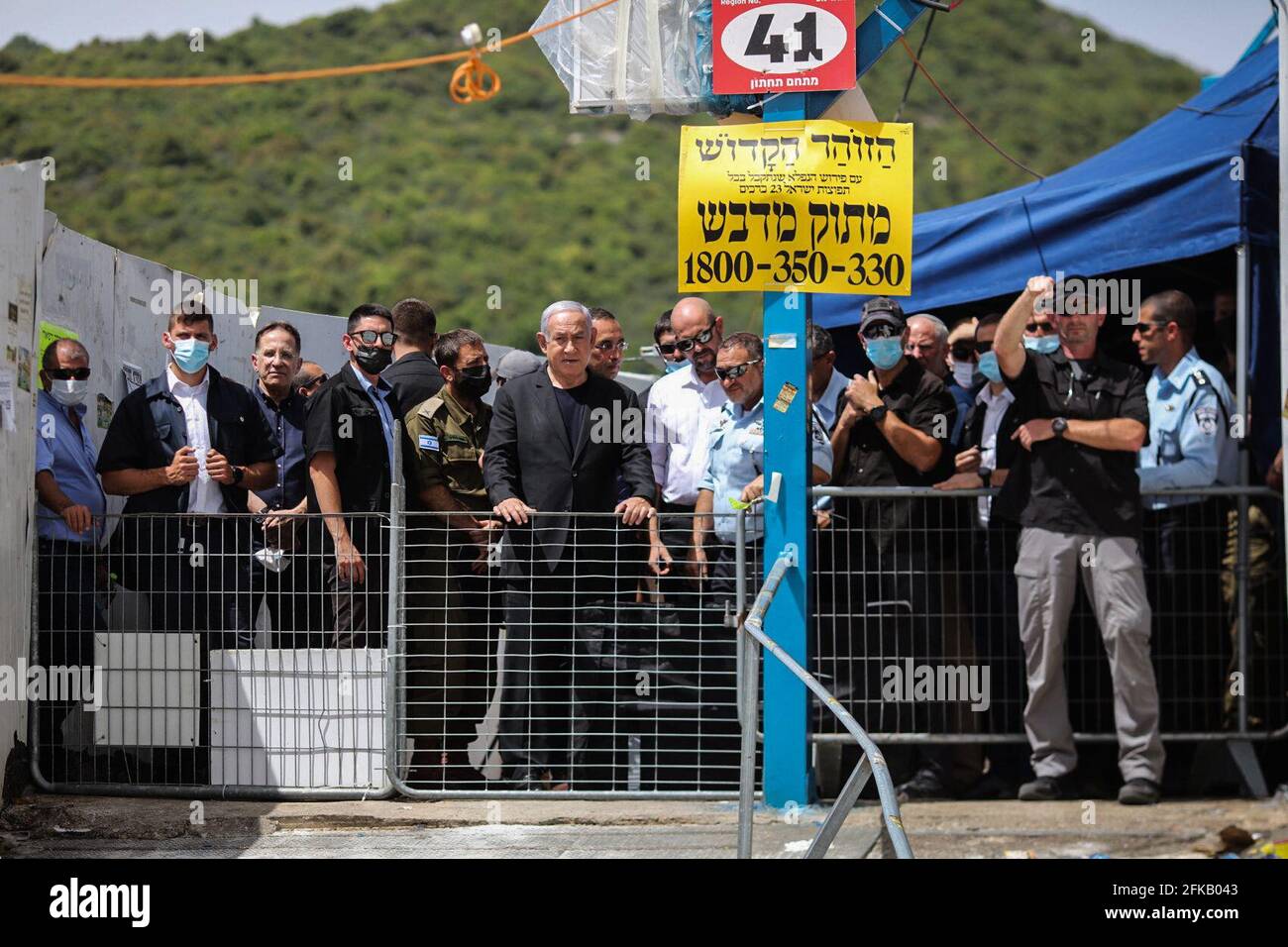 Mont Meron, Israël. 30 avril 2021. Le Premier ministre israélien Benjamin Netanyahu visite le site de pèlerinage juif orthodoxe du Mont Meron, où des dizaines de fidèles ont été tués dans une débandade lors du festival religieux juif de Lag Ba'Omer, dans le nord d'Israël, au début de vendredi. Crédit : Ilia Yefimovich/dpa/Alay Live News Banque D'Images