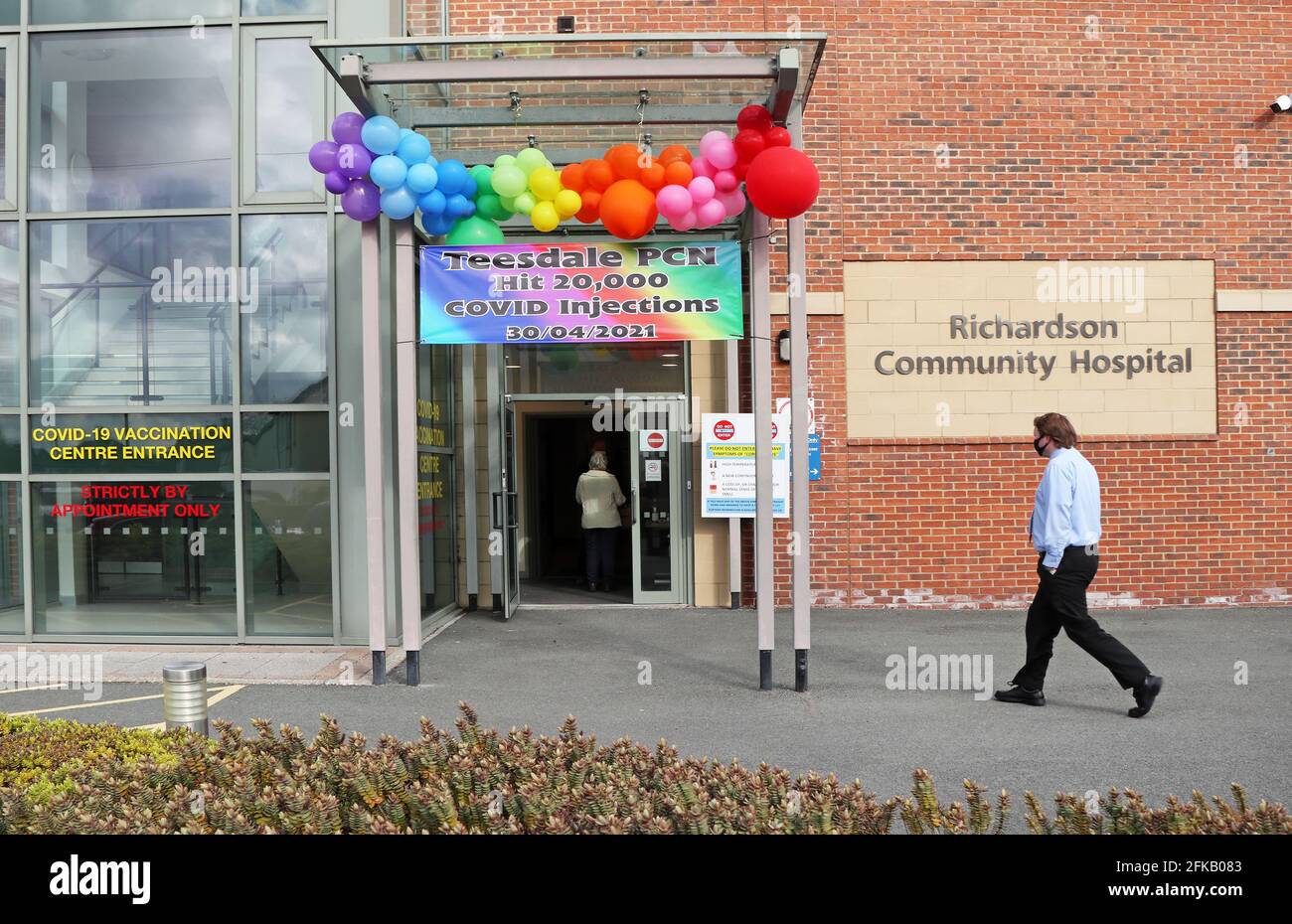Château de Barnard, Teesdale, comté de Durham, Royaume-Uni. 30 avril 2021. Les célébrations au centre de vaccination de l'hôpital de Richardson, au château de Barnard, comme l'étape importante de 20,000 personnes ayant reçu leurs Jabs Coivid-19 est atteinte. Crédit : David Forster/Alamy Live News Banque D'Images