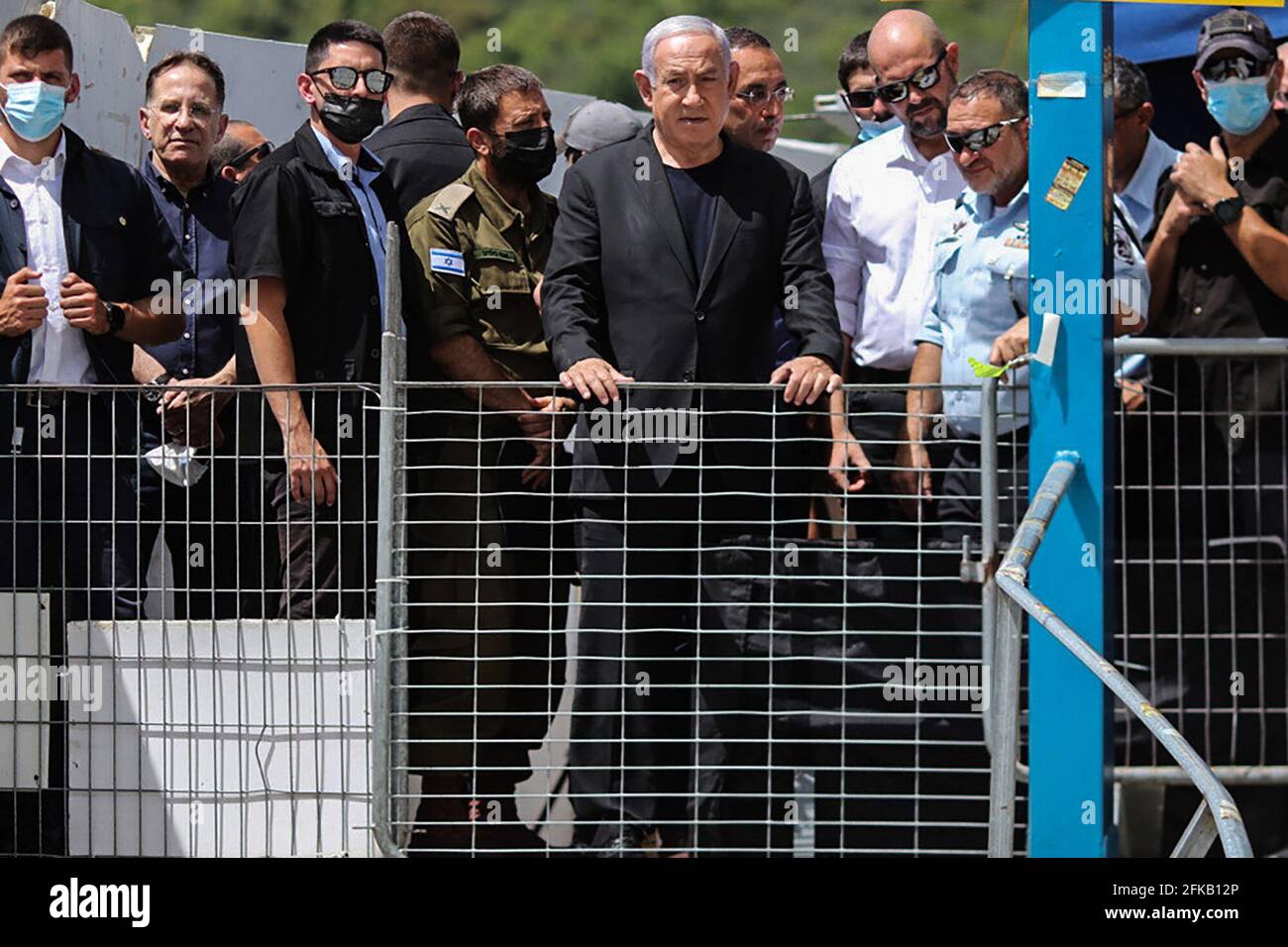 Mont Meron, Israël. 30 avril 2021. (Recrop) le Premier ministre israélien Benjamin Netanyahu visite le site de pèlerinage juif orthodoxe du Mont Meron, où des dizaines de fidèles ont été tués dans une débandade lors du festival religieux juif de Lag Ba'Omer, dans le nord d'Israël, au début de vendredi. Crédit : Ilia Yefimovich/dpa/Alay Live News Banque D'Images