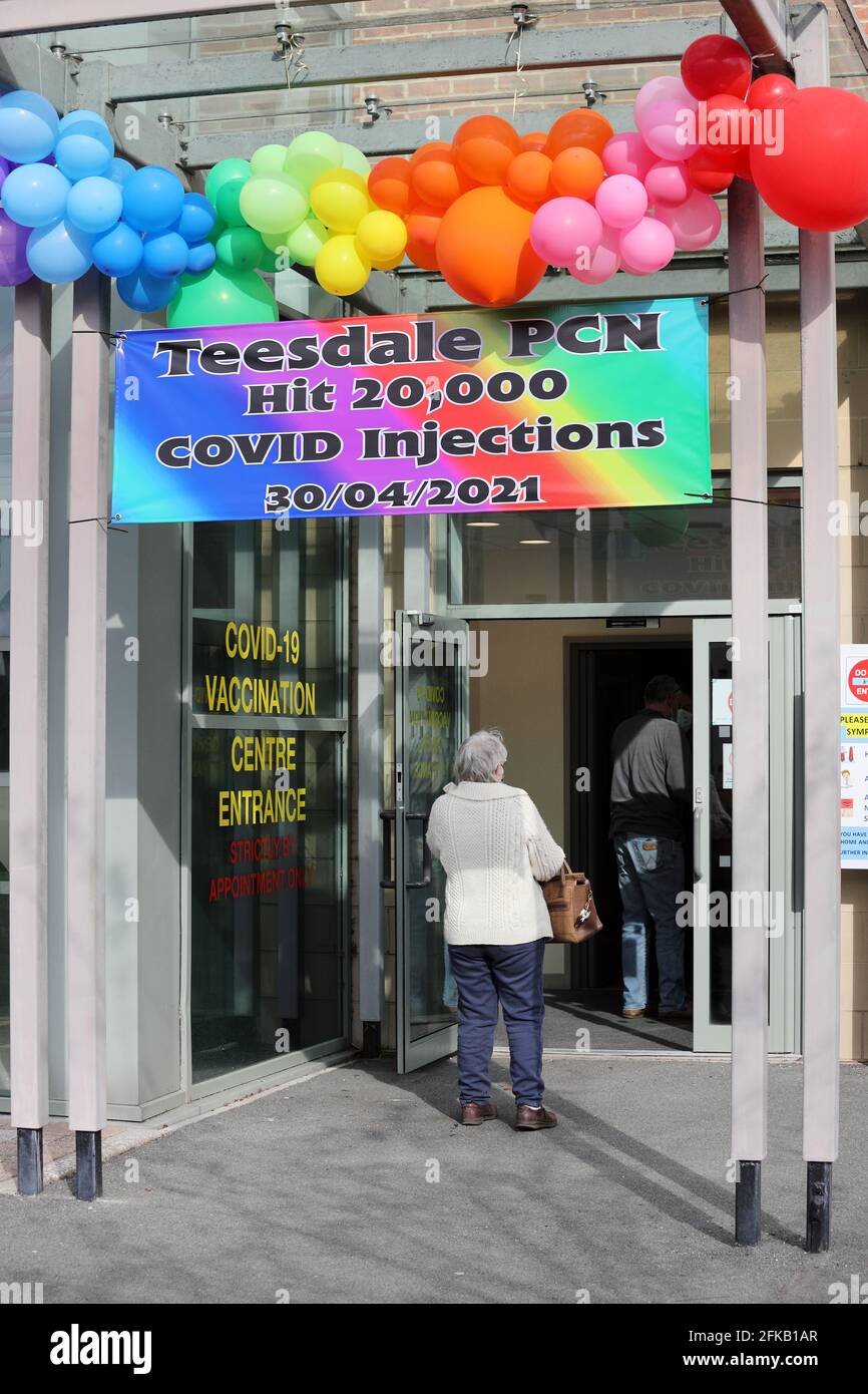 Château de Barnard, Teesdale, comté de Durham, Royaume-Uni. 30 avril 2021. Les célébrations au centre de vaccination de l'hôpital de Richardson, au château de Barnard, comme l'étape importante de 20,000 personnes ayant reçu leurs Jabs Coivid-19 est atteinte. Crédit : David Forster/Alamy Live News Banque D'Images